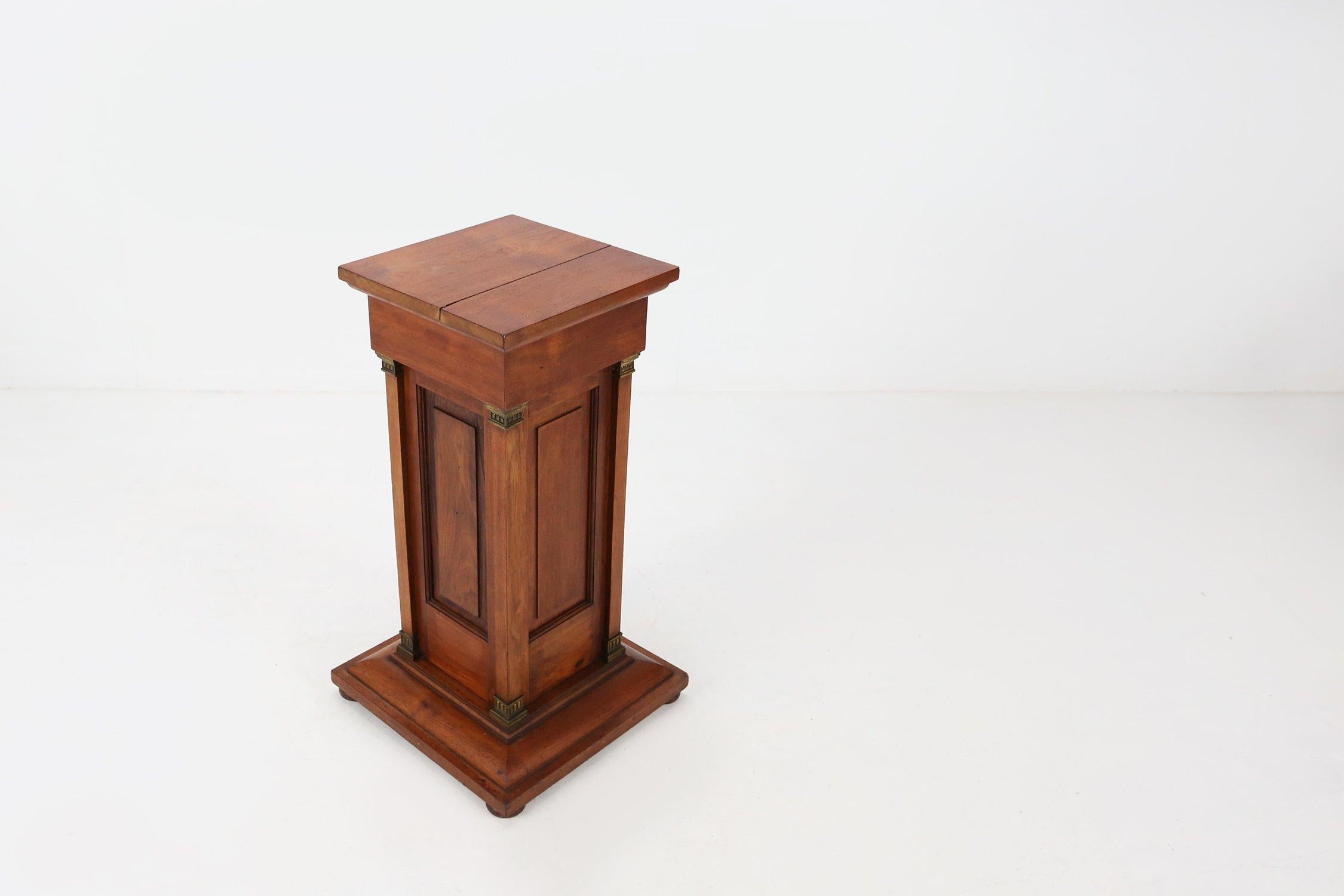 Bélgica / 1950 / consola / latón, madera / Antiguo

Consola o pedestal cuadrado de madera con tablero cuadrado, una elegante columna de madera y una base que descansa sobre cuatro patas redondas. Los tonos cálidos de la madera se acompañan de