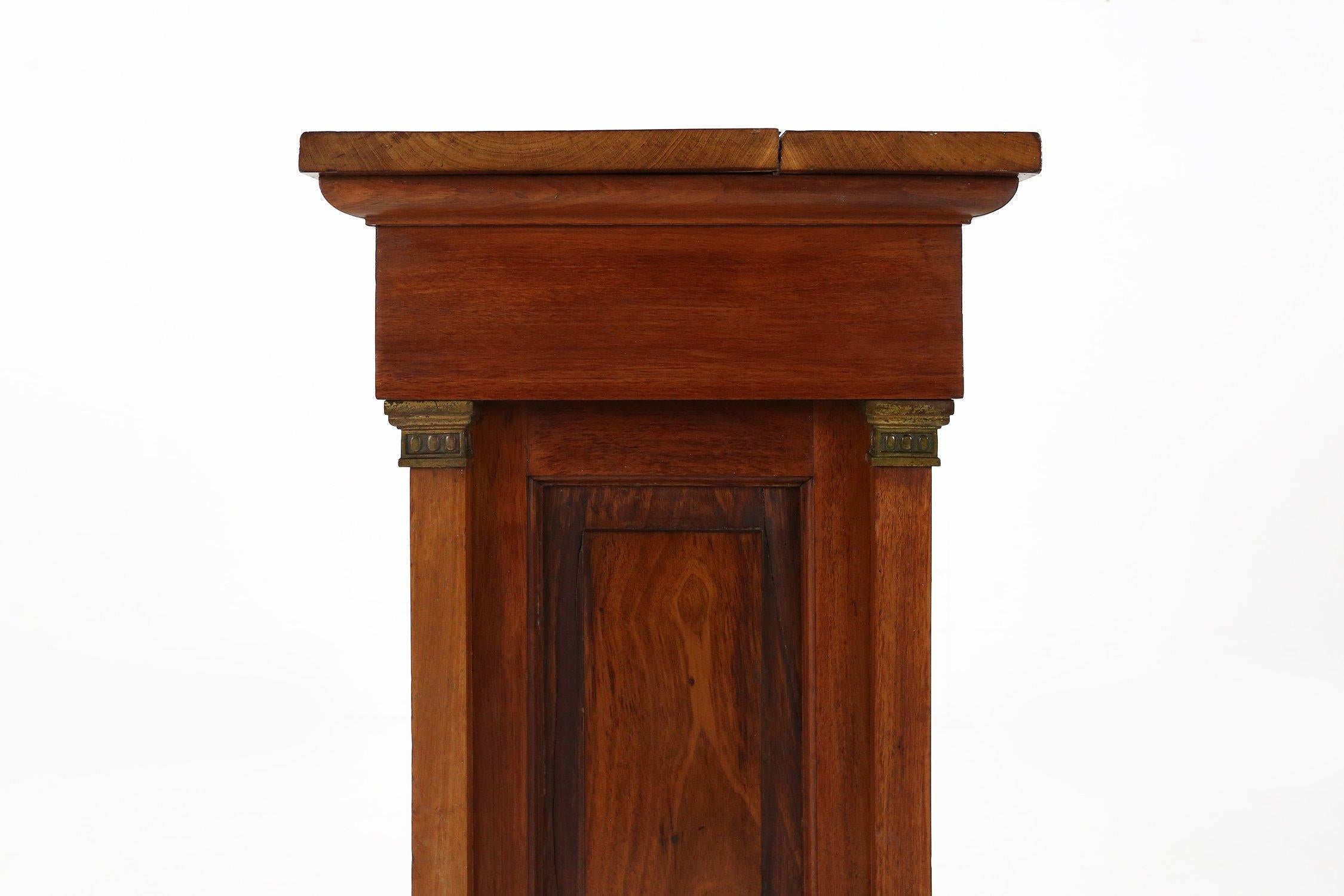Siglo XX Consola o pedestal de latón y madera de estilo antiguo Romántico en venta
