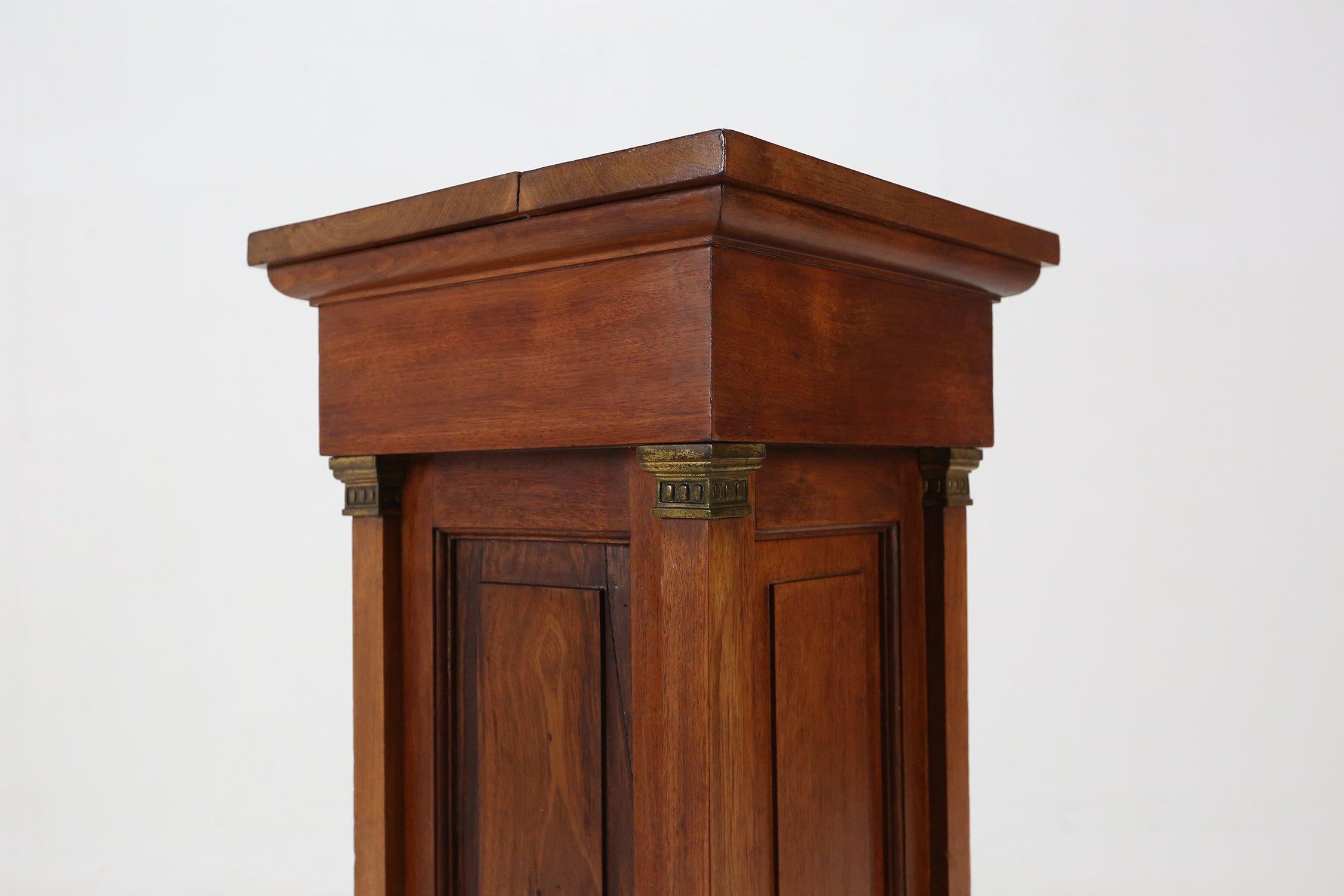 Siglo XX Consola o pedestal de latón y madera de estilo antiguo Belga en venta