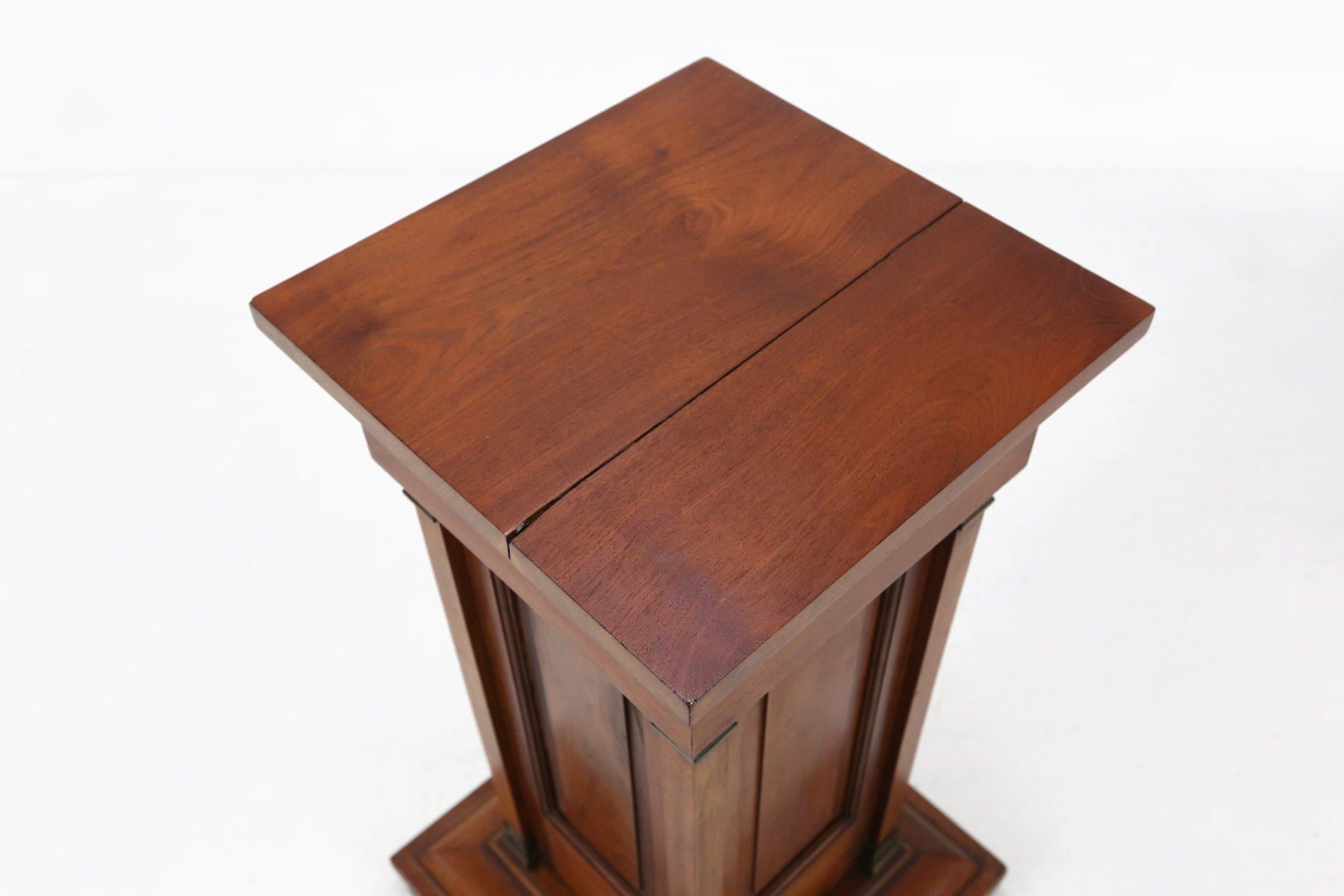 Siglo XX Consola o pedestal de latón y madera de estilo antiguo en Bueno estado para la venta en Meulebeke, BE