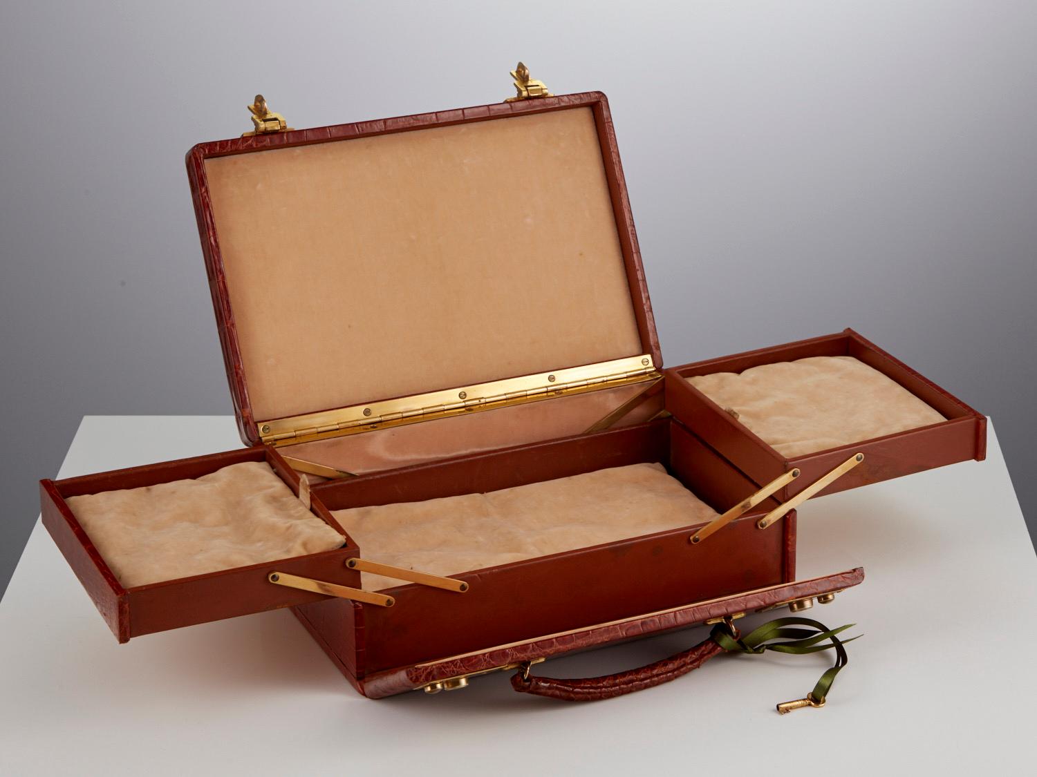 British 20th Century Antique Tan Leather Jewelry Box London Circa 1920 For Sale