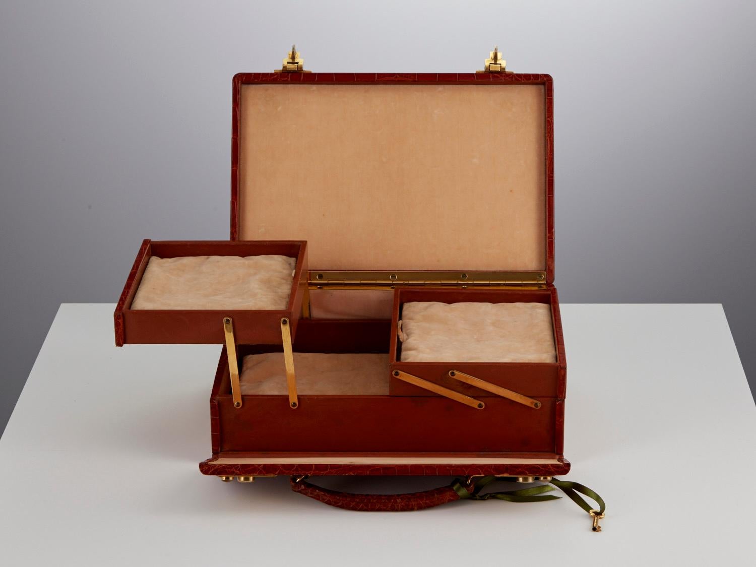 20th Century Antique Tan Leather Jewelry Box London Circa 1920 For Sale 1