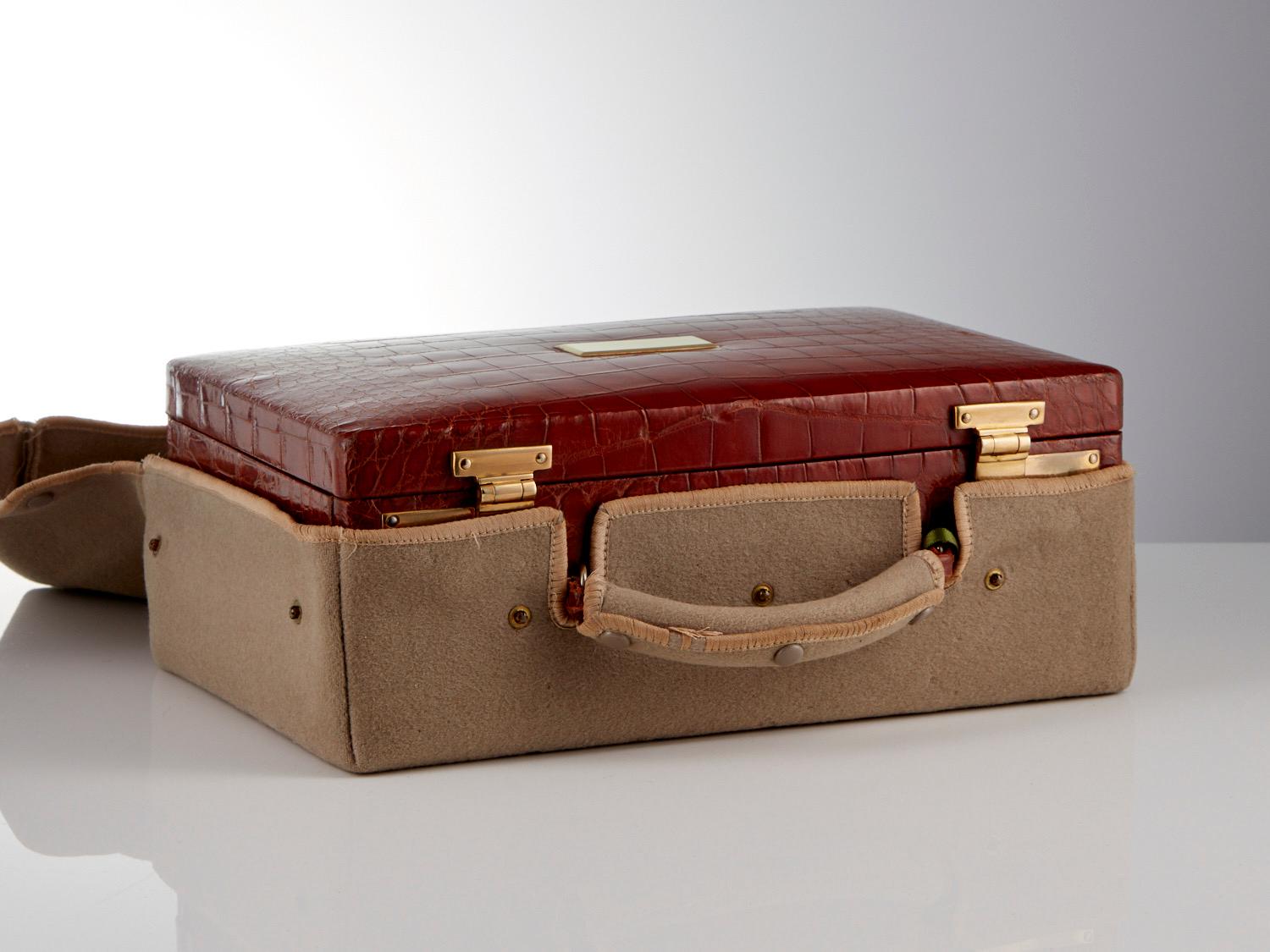 20th Century Antique Tan Leather Jewelry Box London Circa 1920 For Sale 4