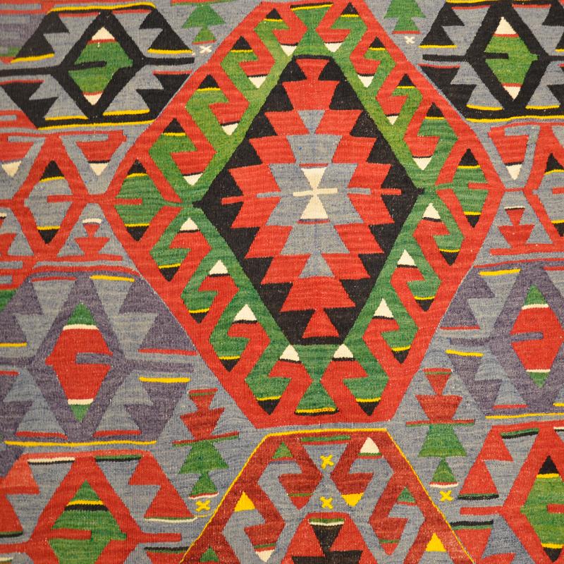 Kilim ancient of the Turkish region of Konya, handmade with natural dyes.
- This piece is a Kilim of nomadic origin, pertaining to the artisan workshops that had in Konya.
- Geometric design combining a series of central diamonds.
- Colors in reds