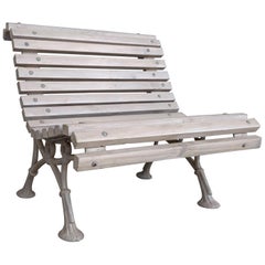 banc de jardin blanc antique du 20e siècle avec dalles de bois et pieds en fonte