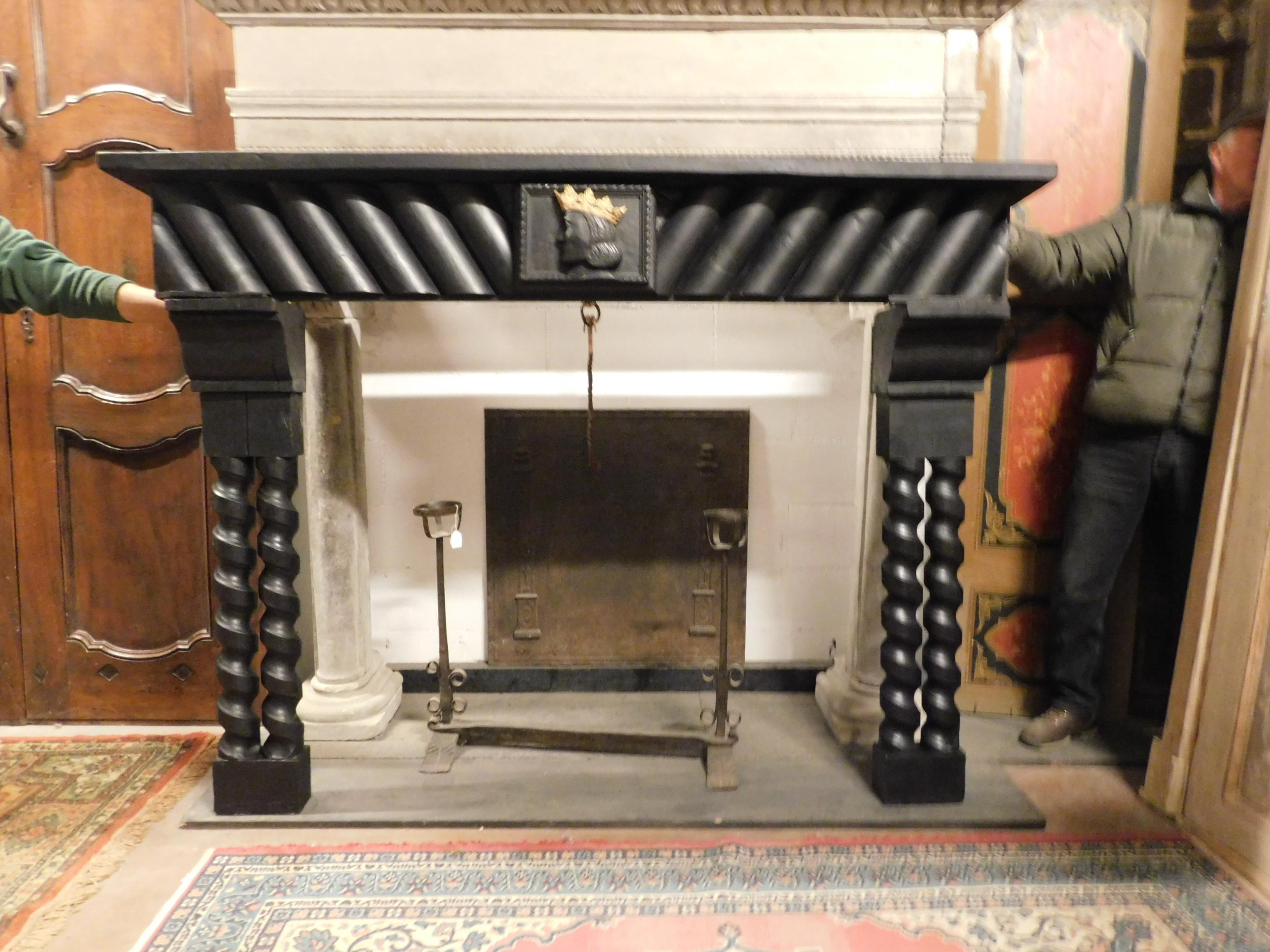 20th Century Antique Wood Lacquered Fireplace with Goldened King Face In Good Condition For Sale In Cuneo, Italy (CN)