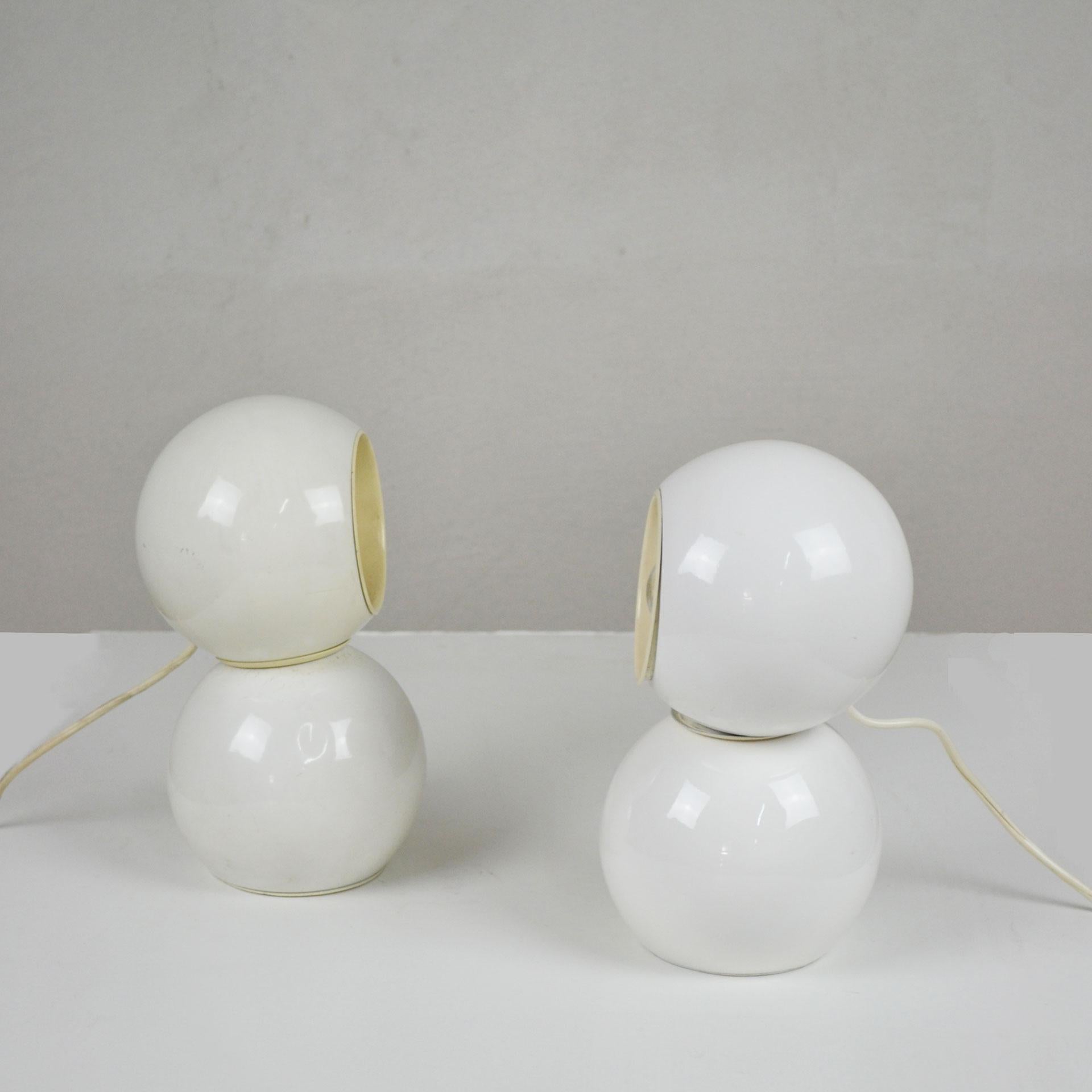 Pair of table lamps model 541 designed in late '60s by Antonio Macchi Cassia for Arteluce.
Each lamp consists of two parts that remain integral thanks to magnets, which allow you to orient the sphere with the bulb at will.
Both lamps have the