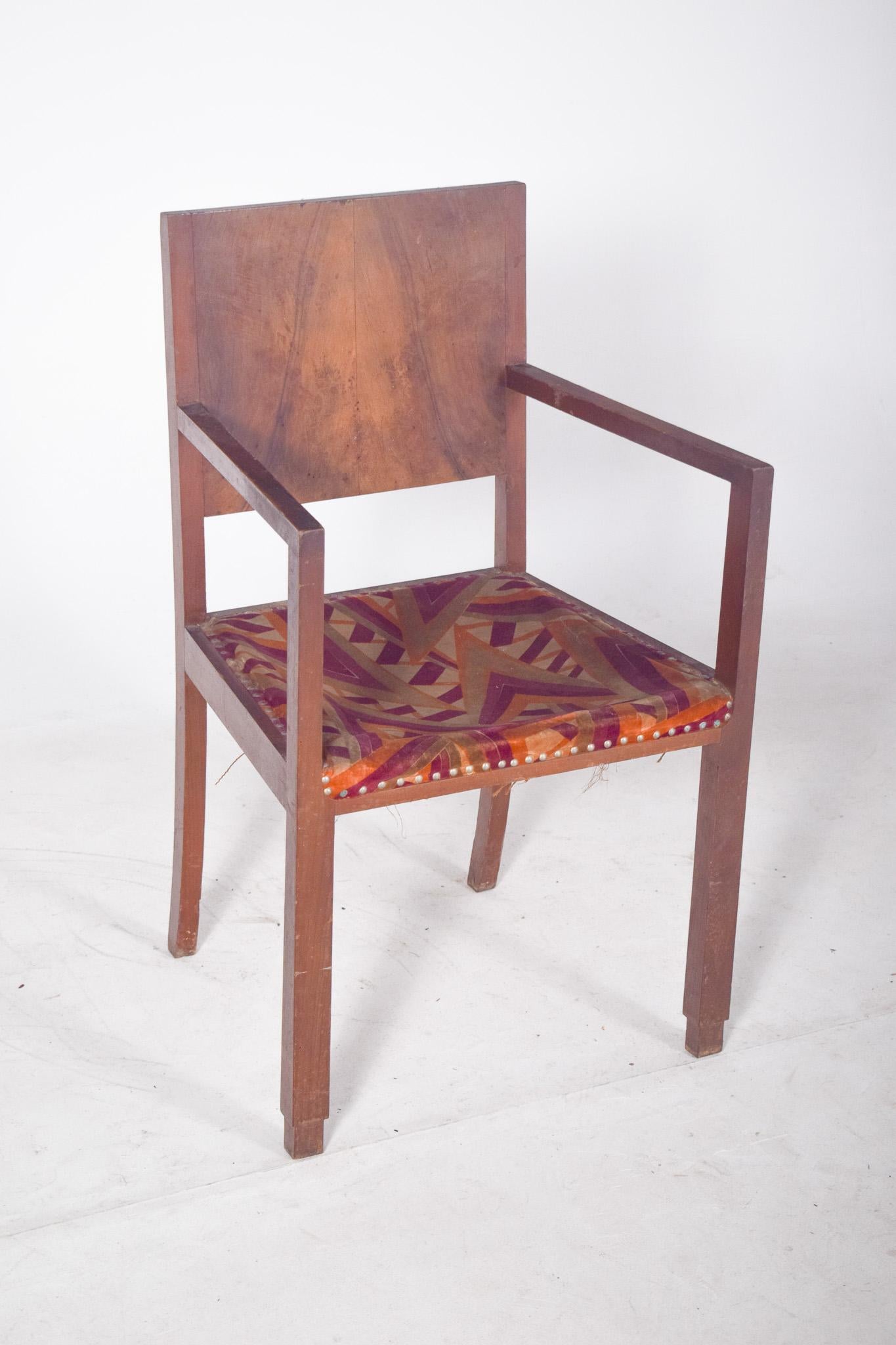 Fauteuil avec revêtement en tissu. Structure robuste avec des lignes droites et une finition simple, rappelant le design fonctionnel du milieu du 20e siècle. Le dossier plat et large met en valeur la texture naturelle du bois, avec une légère