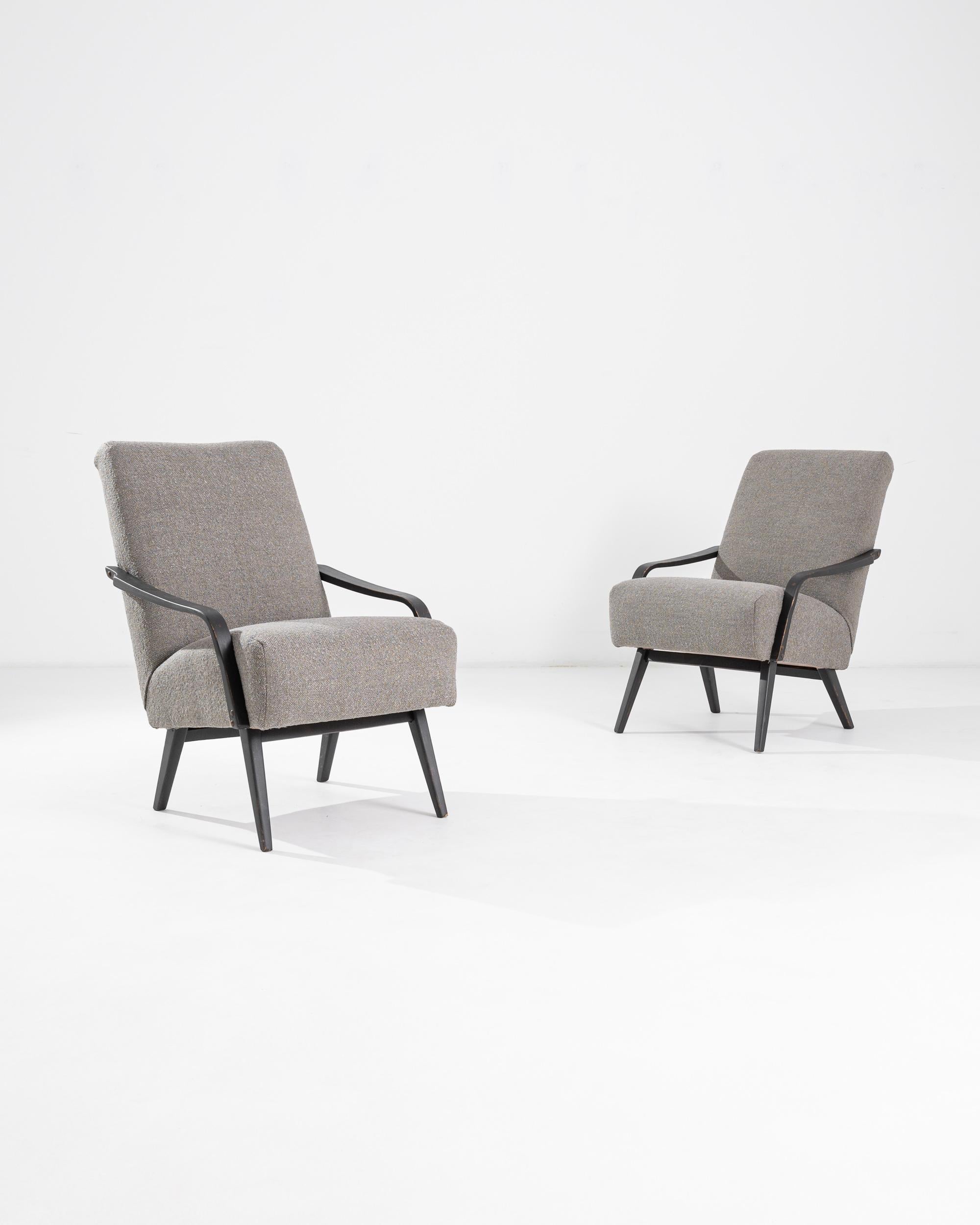 Dieses schöne Paar moderner Sessel aus der Jahrhundertmitte wurde in Tschechien von der renommierten Möbelmanufaktur TON hergestellt. Der Entwurf stammt von J. Smidek. Der tiefe und bequeme Sitz ist mit weichem Bouclé gepolstert und lässt sich