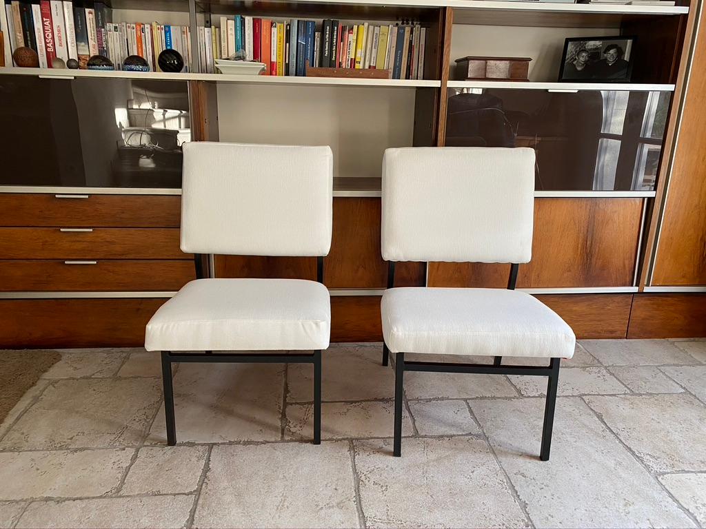 Zwei niedrige Stühle von Paul Geoffroy, Edition Airborne 1950, komplett neu gepolstert, Stoff Casal Aquaclean (waschbar), weiß
Maße: Sitzhöhe 42cm.
