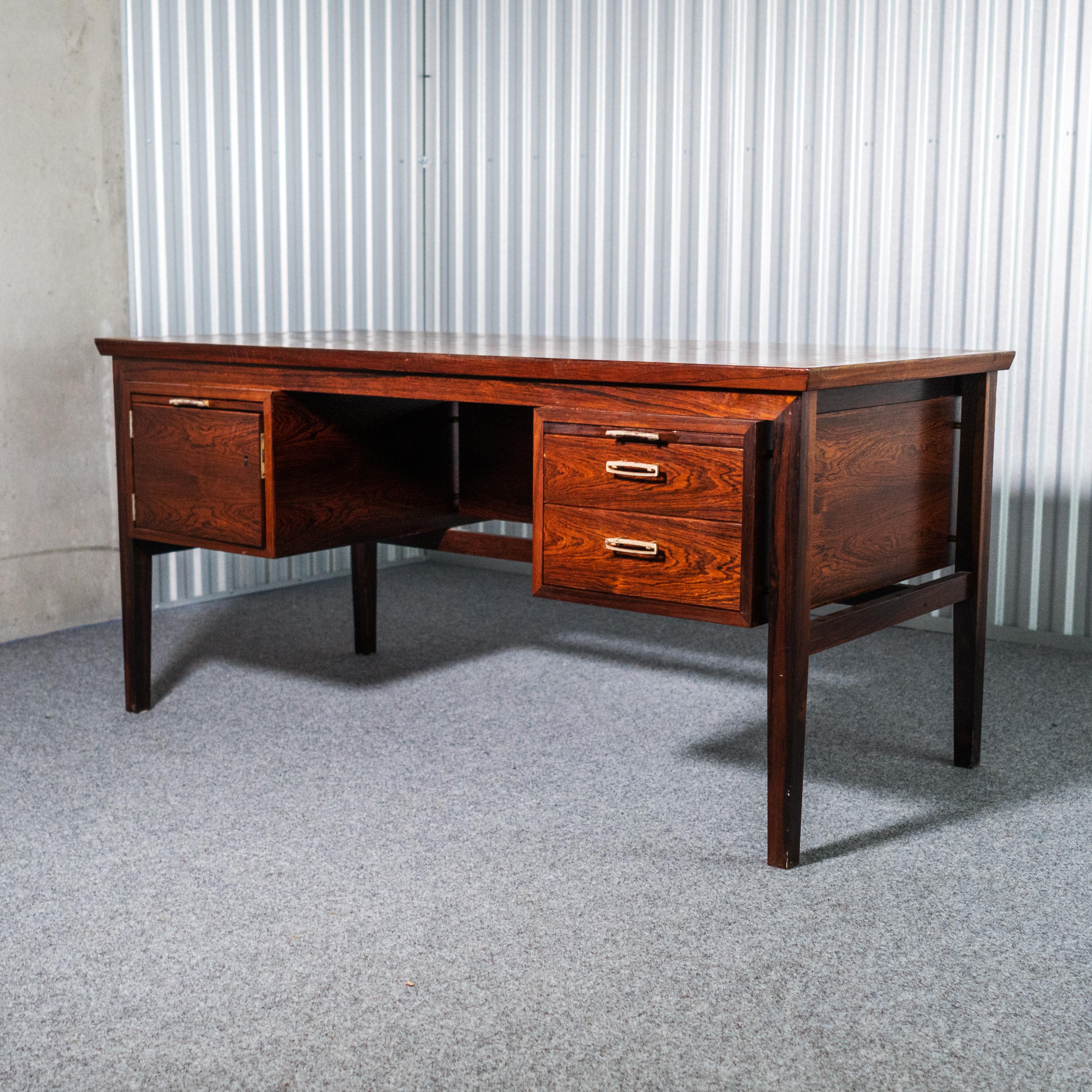 Beautiful midcentury writing table. The style is very inspired of Arne Vodder.
Perfect for use in the office or in the home.