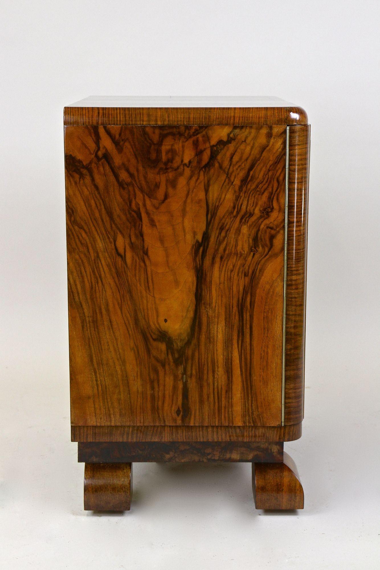 20th Century Art Deco Bar Cabinet/ Commode Burr Walnut, Austria, circa 1925 10