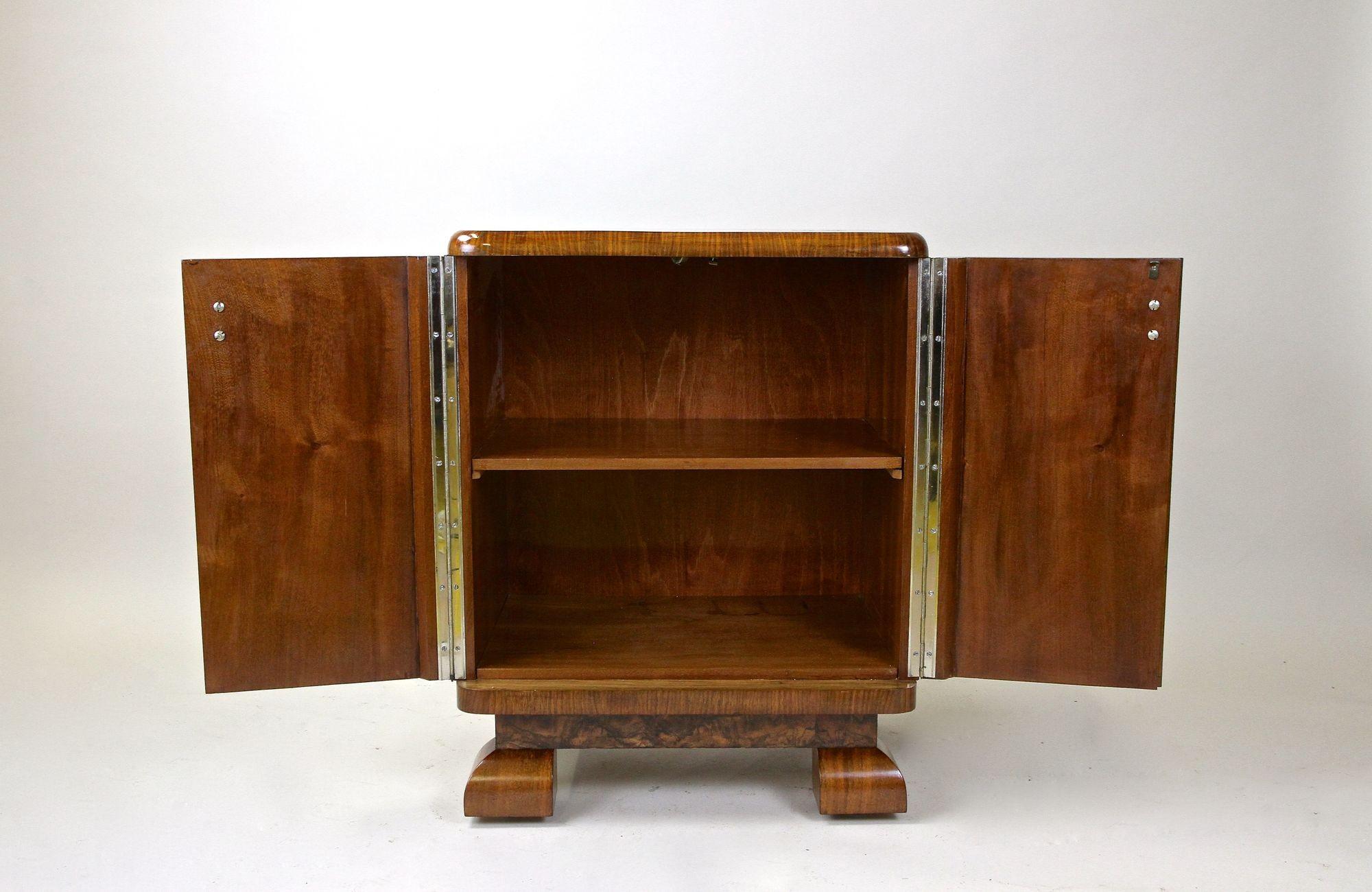 20th Century Art Deco Bar Cabinet/ Commode Burr Walnut, Austria, circa 1925 In Good Condition In Lichtenberg, AT