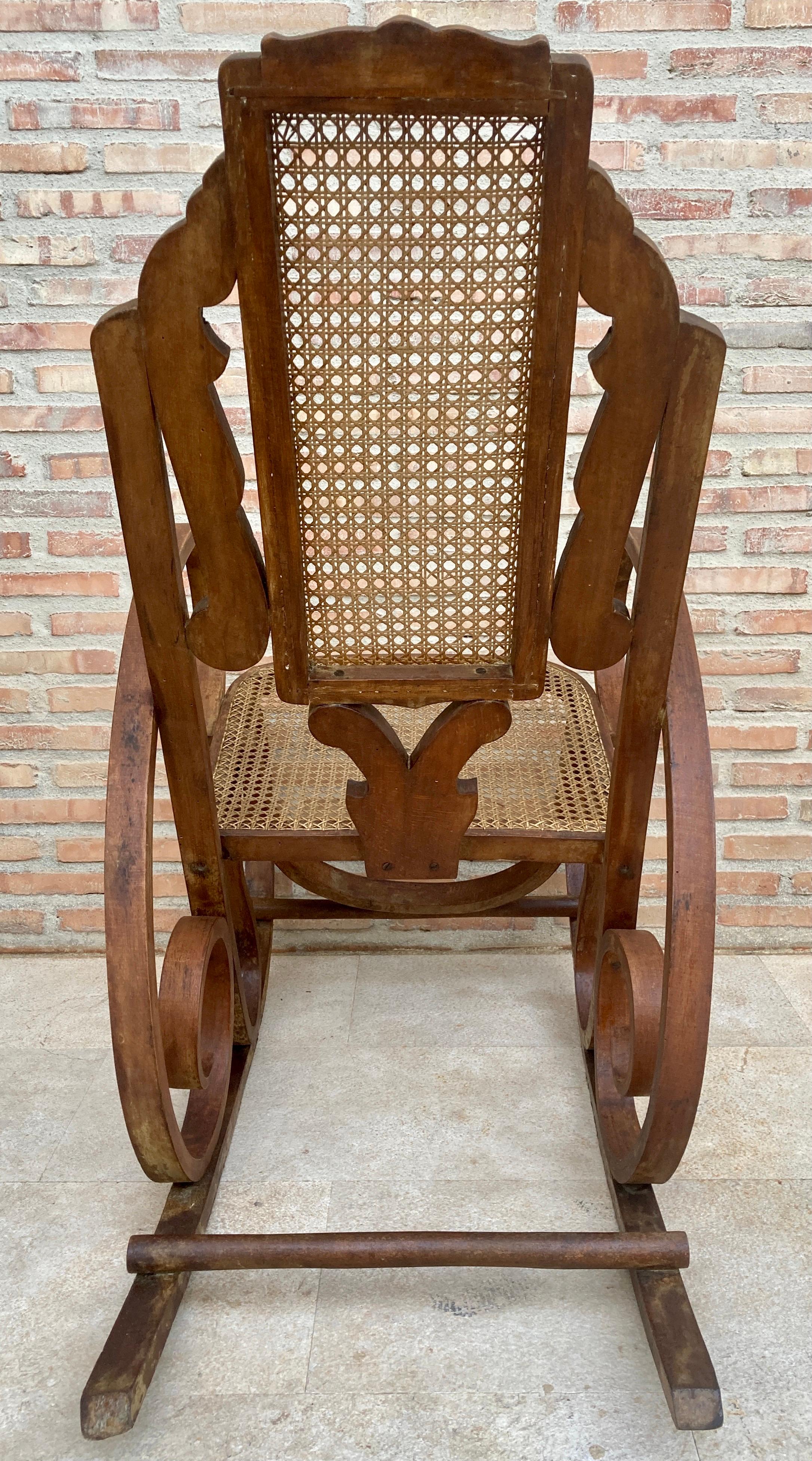 XX secolo Sedie a dondolo in legno di Bentwood del 20° secolo con sedute in Art Reed, set di 2 in vendita