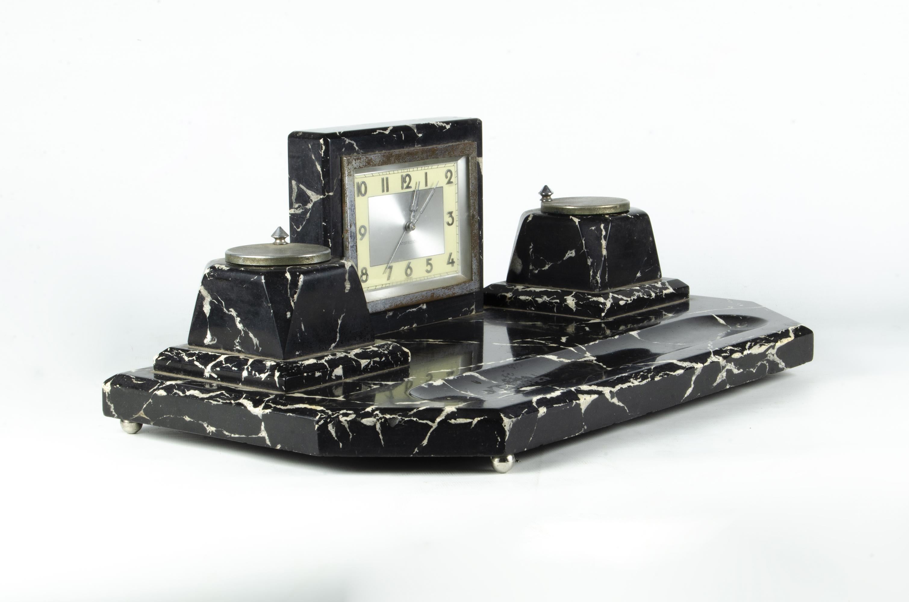 20th Century Art Déco Black Marble Desk Clock and Inkwells with Base, France (Art déco) im Angebot