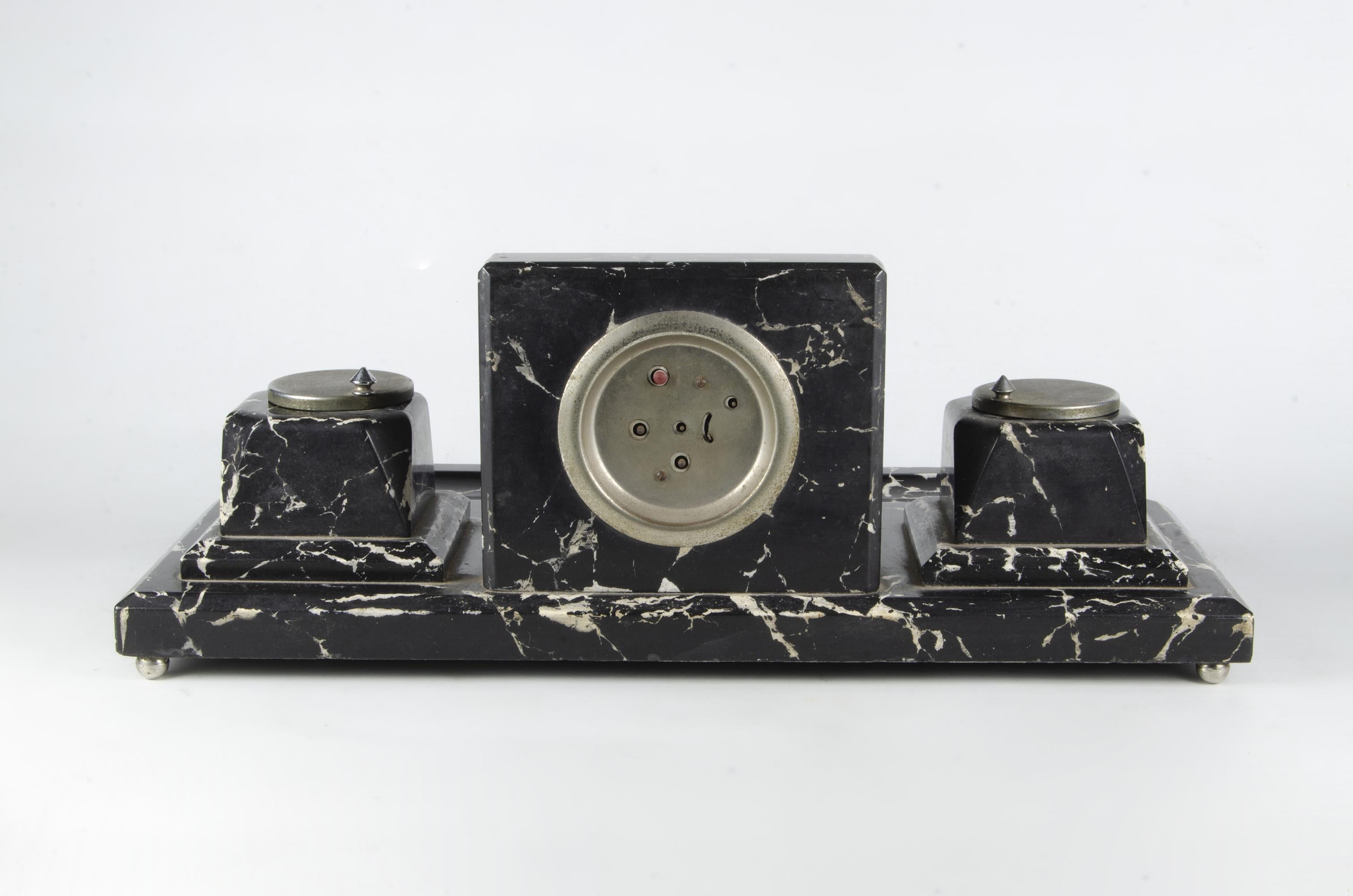 20th Century Art Déco Black Marble Desk Clock and Inkwells with Base, France (Metall) im Angebot