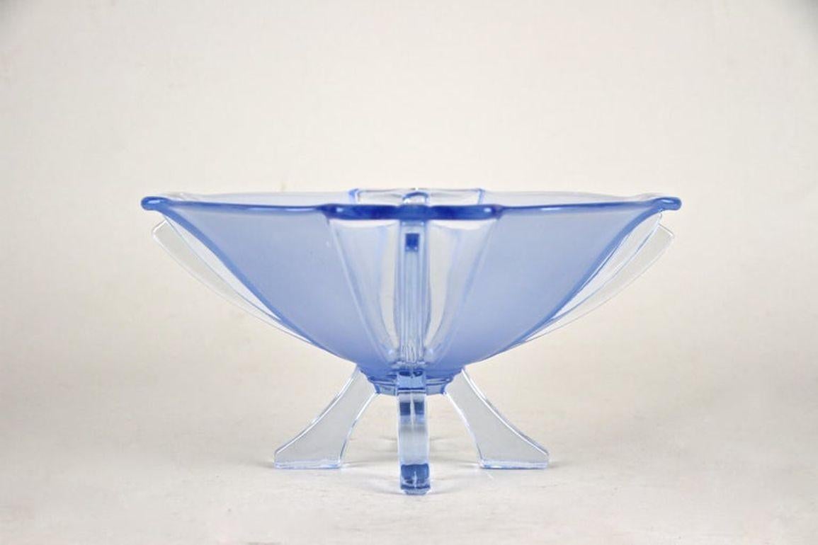Ciotola in vetro blu Art Decor altamente decorativa, realizzata in Austria all'inizio del XX secolo. Questa deliziosa ciotola in vetro del 1920 circa presenta un design unico, che riflette il famoso linguaggio formale dell'Art Deco. L'elaborata