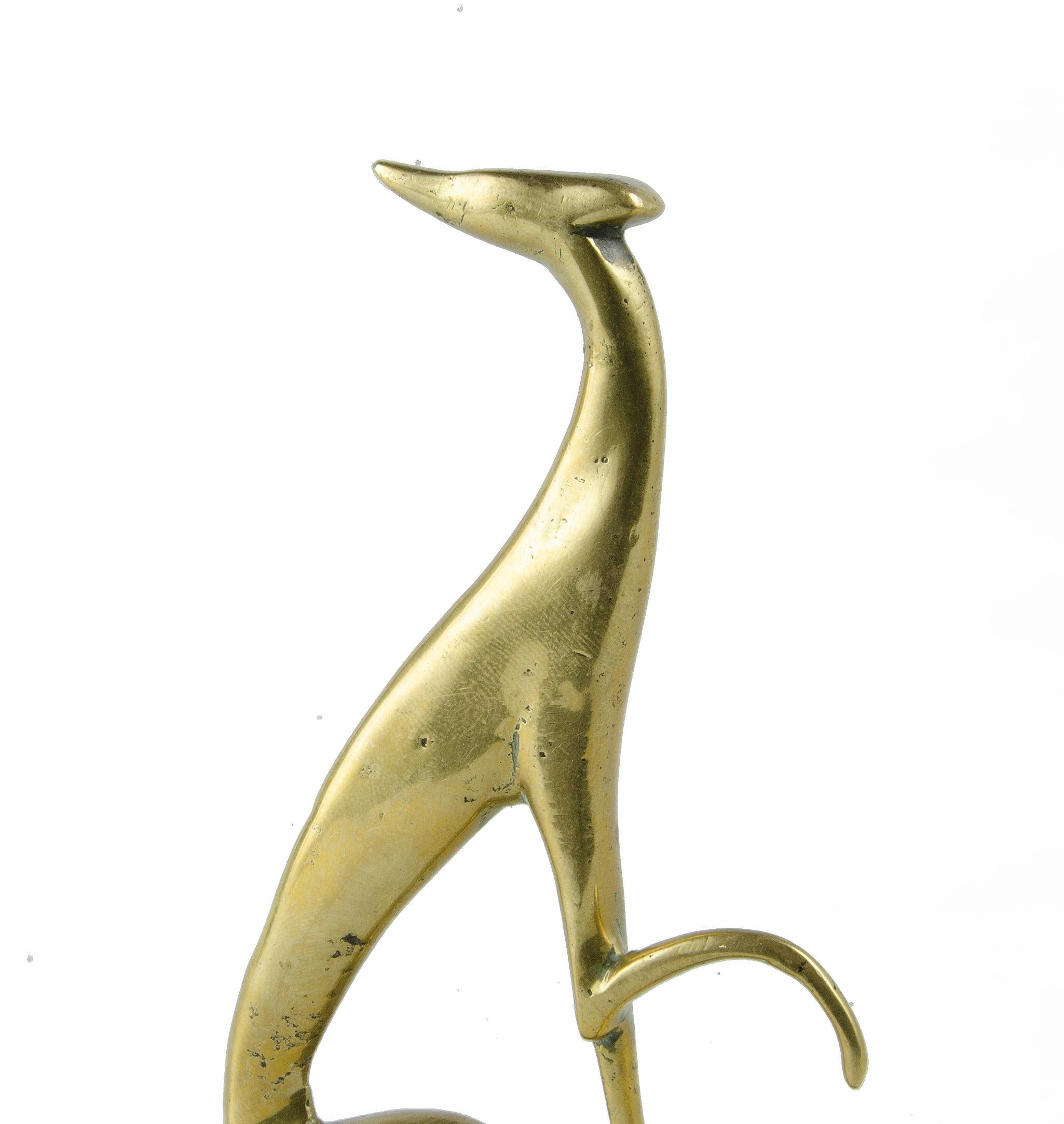 Art déco Art Dëco du 20e siècle Chien lévrier assis en laiton par Karl Hagenauer, Autriche en vente