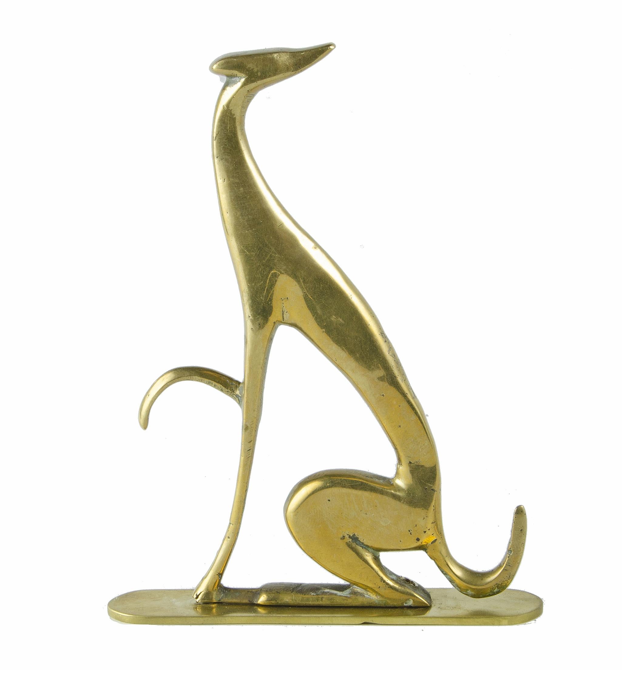 Poli Art Dëco du 20e siècle Chien lévrier assis en laiton par Karl Hagenauer, Autriche en vente