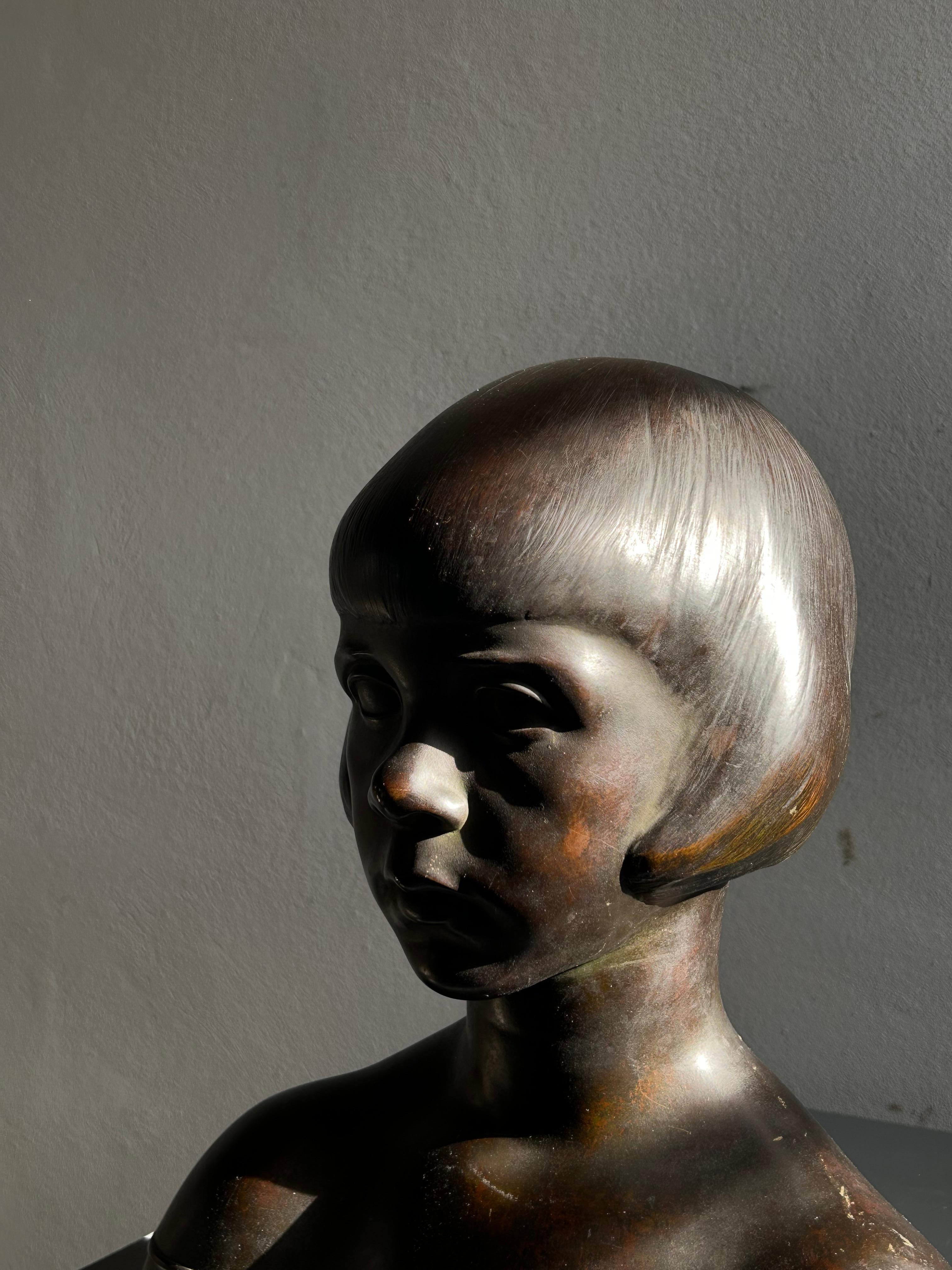 Raro e forse unico busto in bronzo realizzato nel 1925 dal famoso scultore e autore danese Sofus J. Nervil (1874-1941). Questo pezzo esemplifica l'eleganza dell'Art Déco danese, riflettendo l'influenza dello stimato scultore Einar Utzon Frank. Il