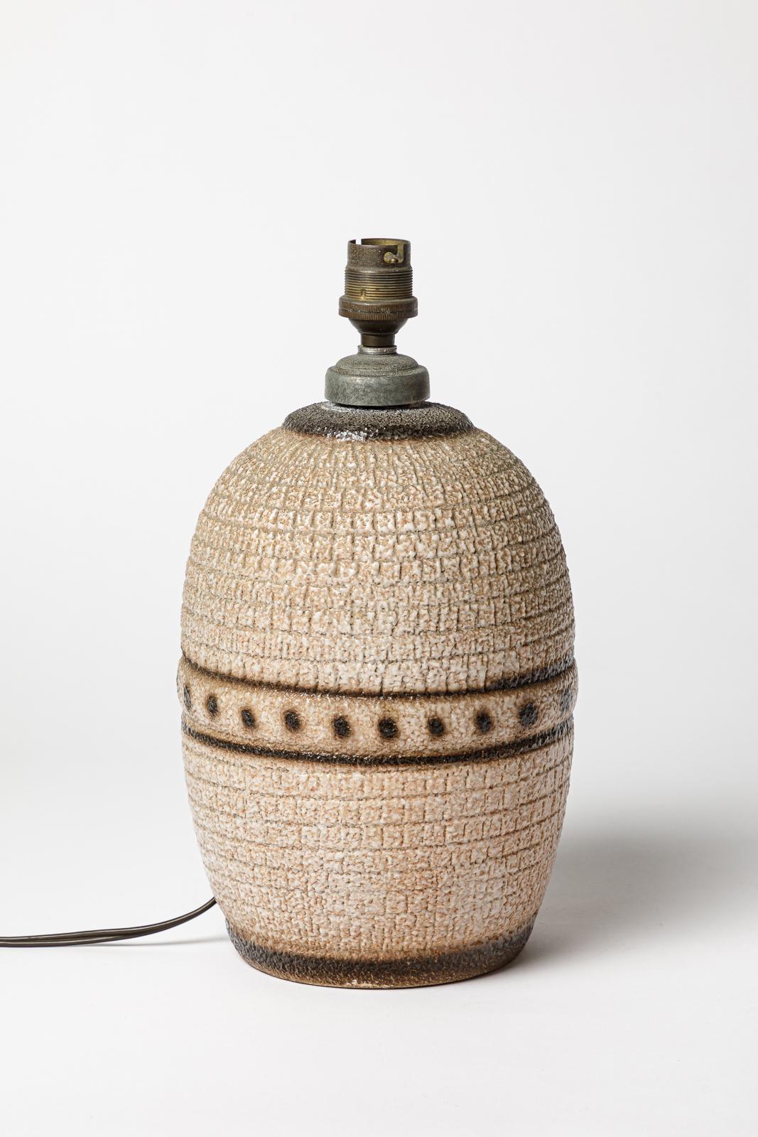 Louis Dage

Art deco 20th century design ceramic table lamp

White and brown ceramic glaze decoration

Electrical system is ok

Original perfect condiiton

Ceramic height 23 cm
Large 14 cm
Height with electrical system 29 cm