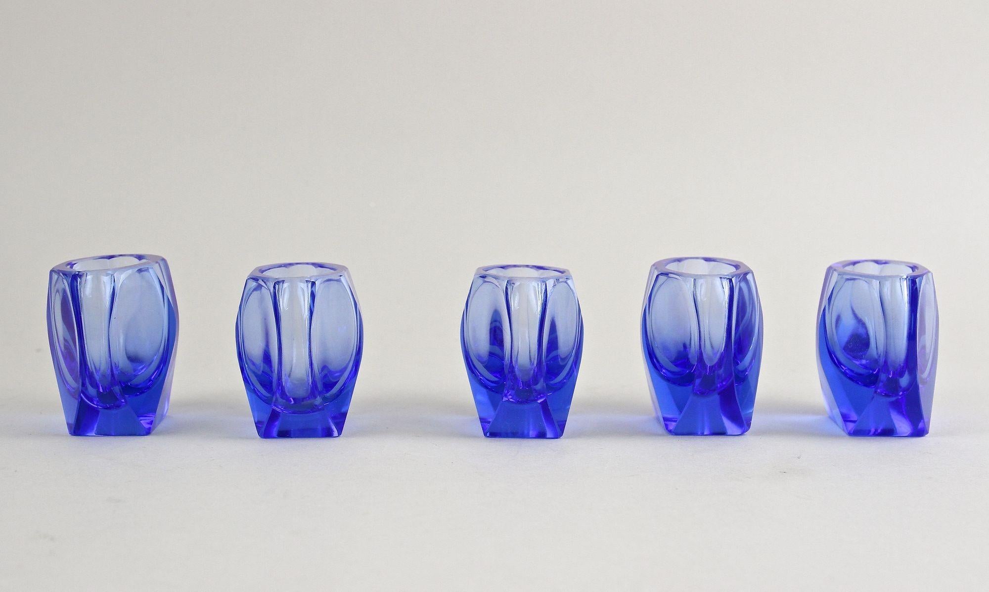 Ensemble carafe/ensemble à liqueur Art Déco du 20e siècle avec 5 verres, CZ vers 1920 en vente 3