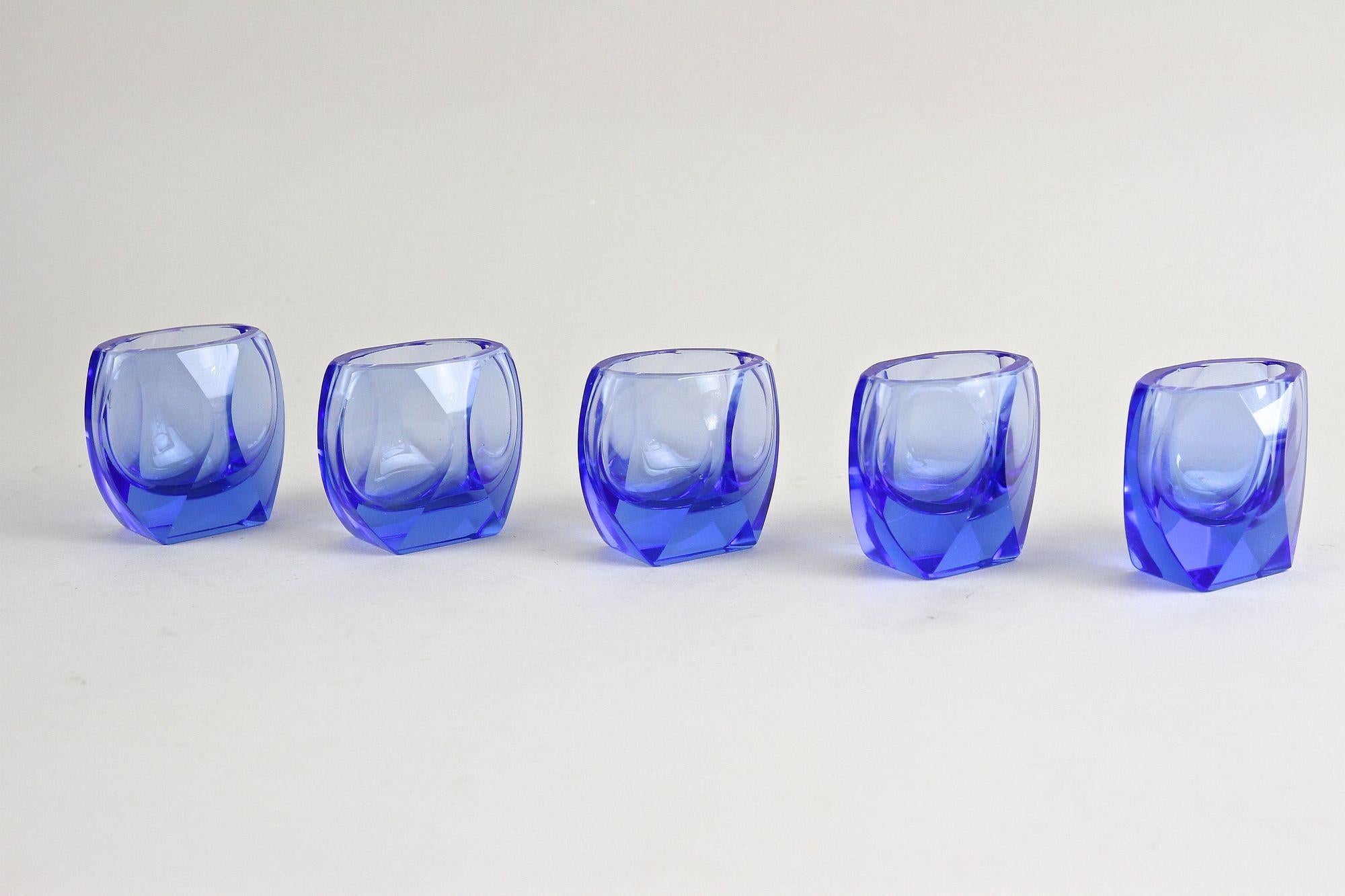 Ensemble carafe/ensemble à liqueur Art Déco du 20e siècle avec 5 verres, CZ vers 1920 en vente 4