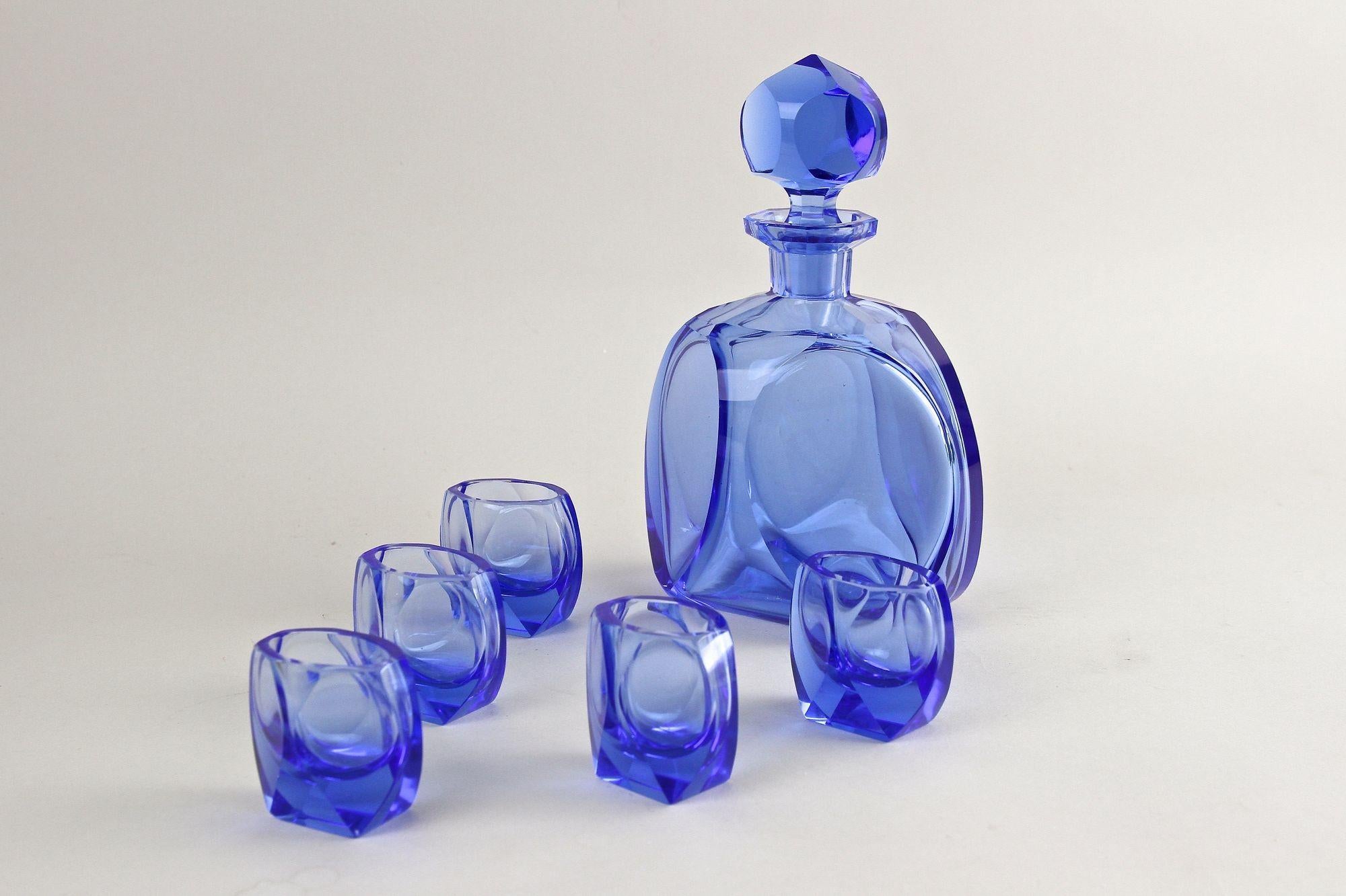 Absolument exceptionnel ensemble de six carafes en verre Art déco du 20e siècle, datant du début de la période en Bohemia ( vers 1920). Rappelant le style du célèbre Ludwig Moser, ce service à liqueur bleu au design intemporel se compose de cinq