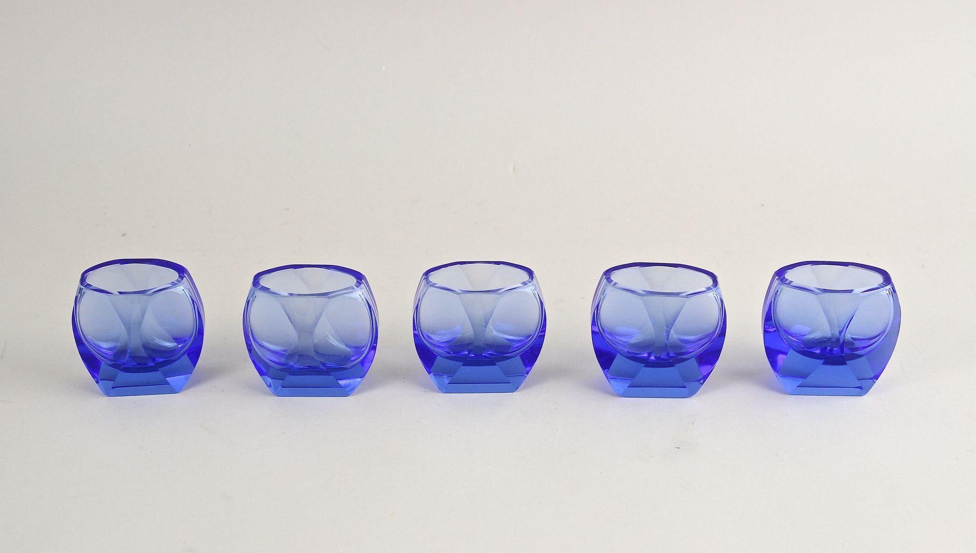 Ensemble carafe/ensemble à liqueur Art Déco du 20e siècle avec 5 verres, CZ vers 1920 en vente 2