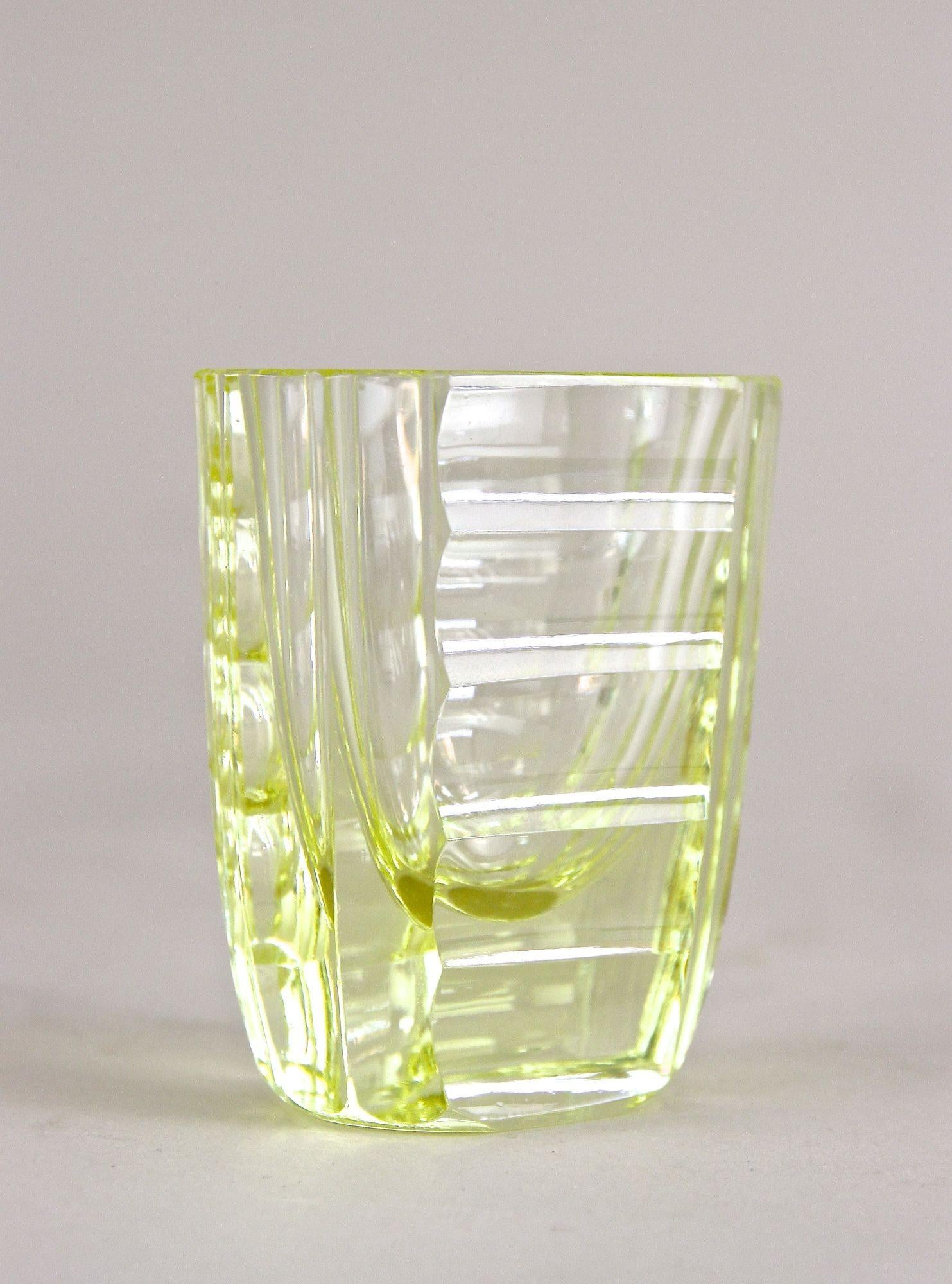 Ensemble carafe/ensemble à liqueur Art Déco du 20e siècle avec 6 verres à liqueur, CZ vers 1920 en vente 4