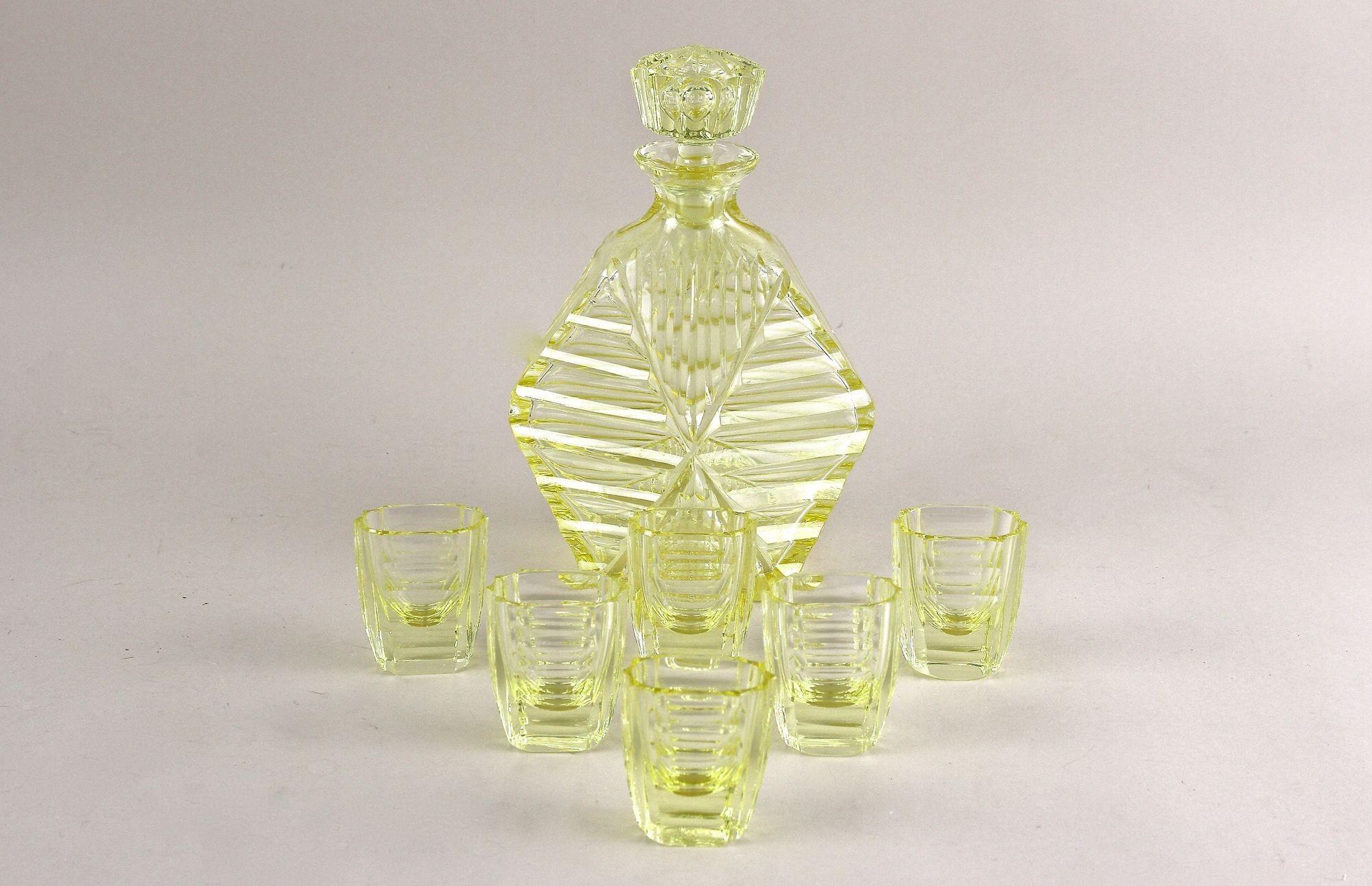 Ensemble carafe/ensemble à liqueur Art Déco du 20e siècle avec 6 verres à liqueur, CZ vers 1920 en vente 6