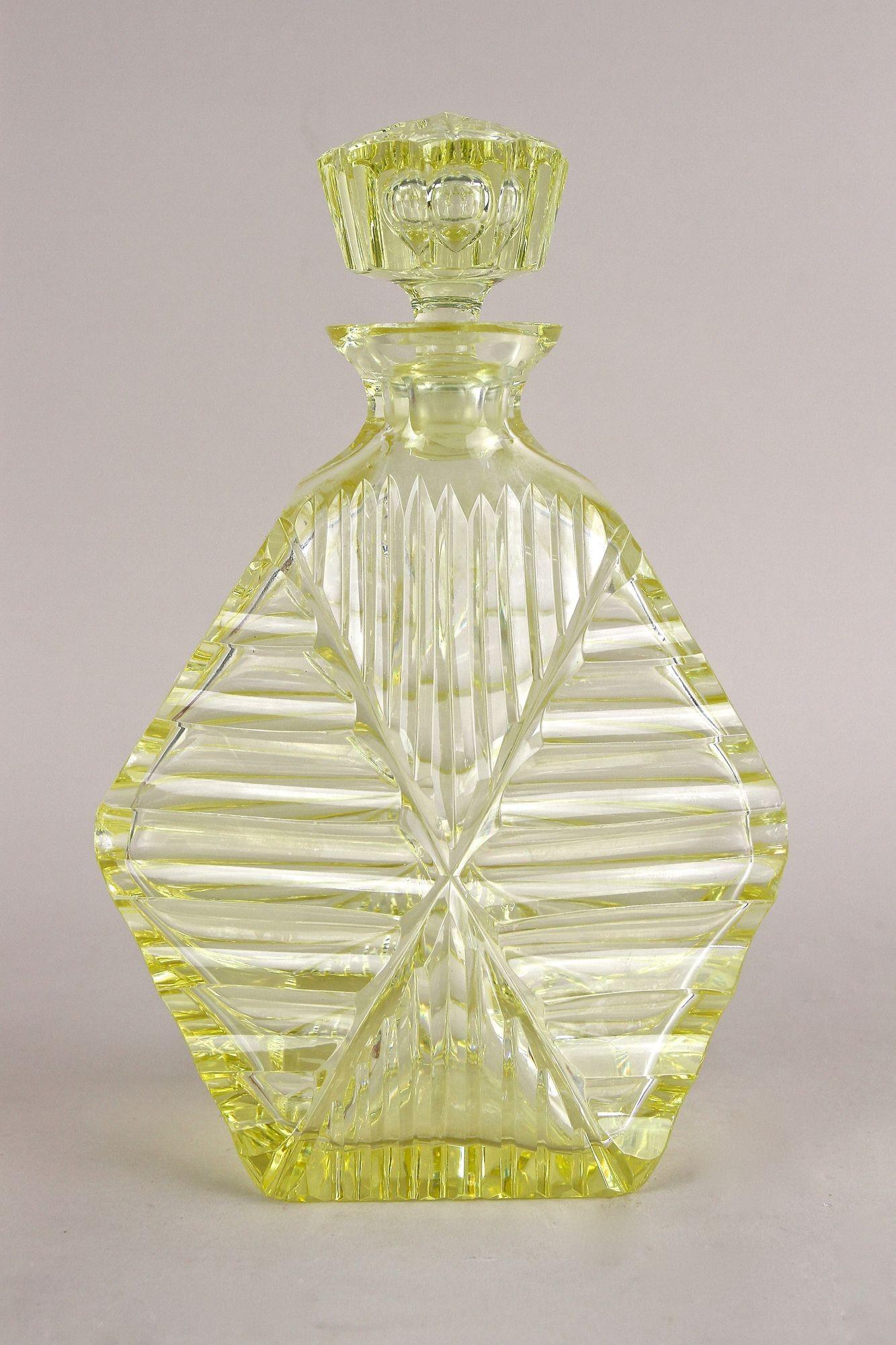 Ensemble carafe/ensemble à liqueur Art Déco du 20e siècle avec 6 verres à liqueur, CZ vers 1920 en vente 7