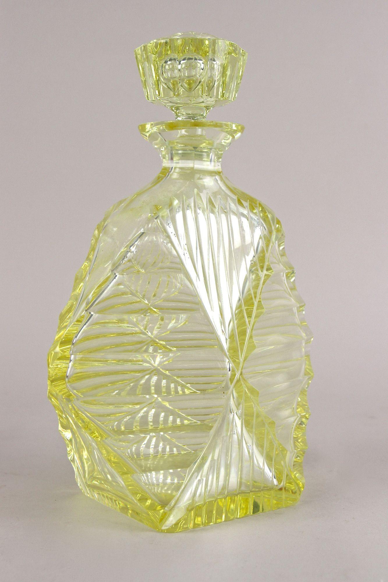 Ensemble carafe/ensemble à liqueur Art Déco du 20e siècle avec 6 verres à liqueur, CZ vers 1920 en vente 9