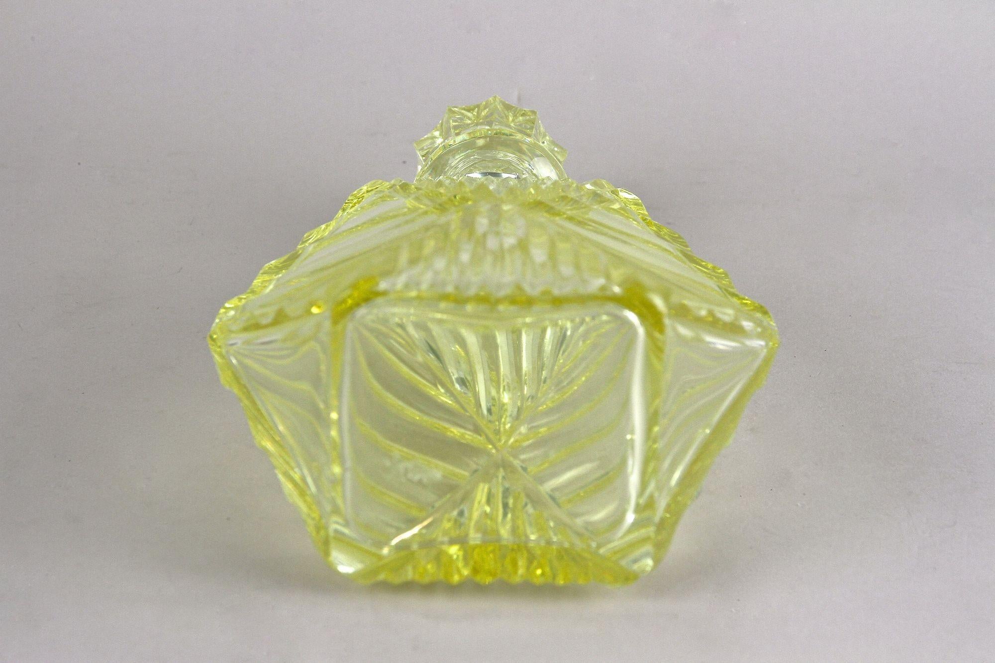 Ensemble carafe/ensemble à liqueur Art Déco du 20e siècle avec 6 verres à liqueur, CZ vers 1920 en vente 12