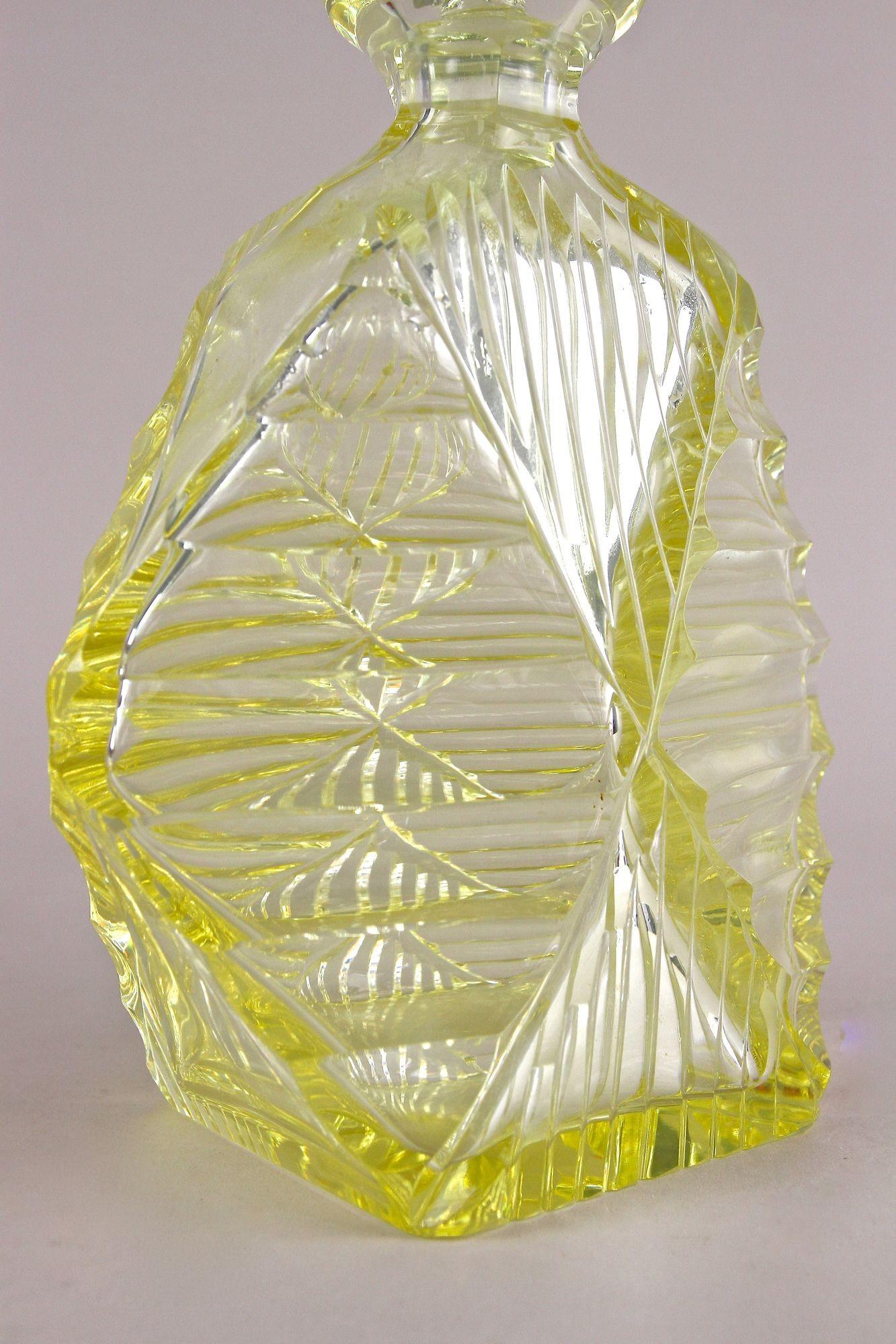 Ensemble carafe/ensemble à liqueur Art Déco du 20e siècle avec 6 verres à liqueur, CZ vers 1920 en vente 13