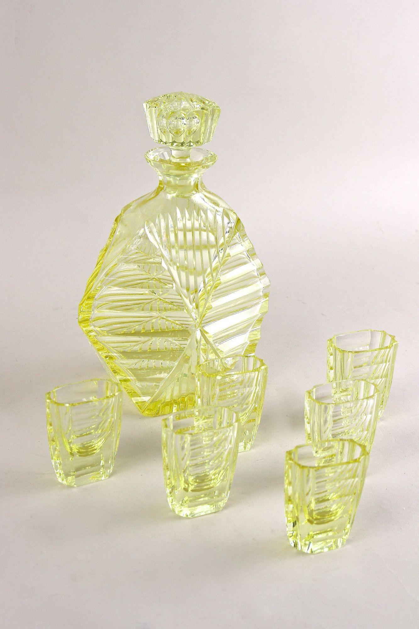 Magnifique ensemble de six carafes en cristal jaune citron Art Déco du 20e siècle, datant du début de la période en Bohemia, vers 1920. Rappelant le style du célèbre Ludwig Moser, ce service à liqueur intemporel de couleur jaune se compose de six