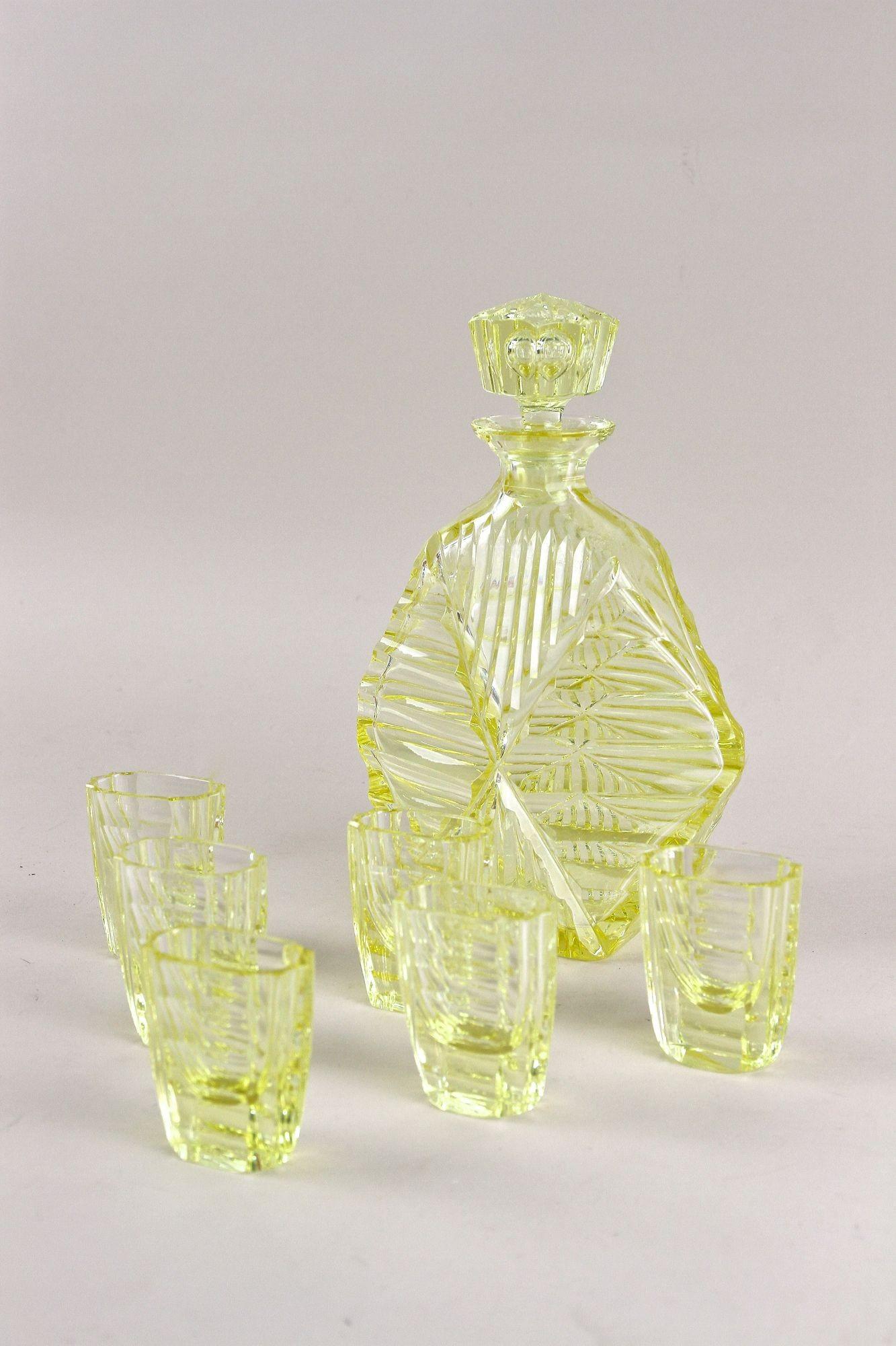 Art déco Ensemble carafe/ensemble à liqueur Art Déco du 20e siècle avec 6 verres à liqueur, CZ vers 1920 en vente