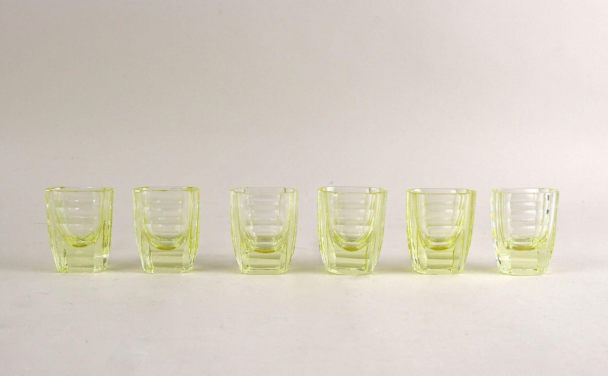 Ensemble carafe/ensemble à liqueur Art Déco du 20e siècle avec 6 verres à liqueur, CZ vers 1920 Bon état - En vente à Lichtenberg, AT