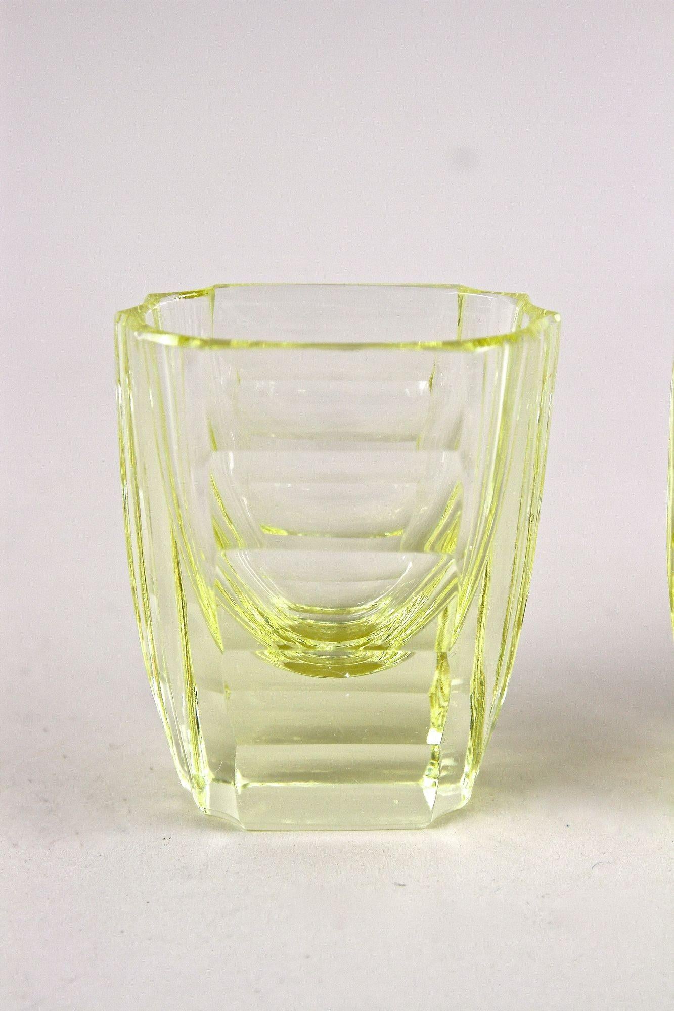 20ième siècle Ensemble carafe/ensemble à liqueur Art Déco du 20e siècle avec 6 verres à liqueur, CZ vers 1920 en vente