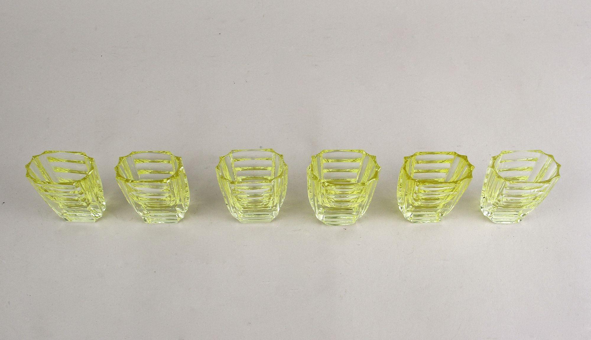Cristal Ensemble carafe/ensemble à liqueur Art Déco du 20e siècle avec 6 verres à liqueur, CZ vers 1920 en vente