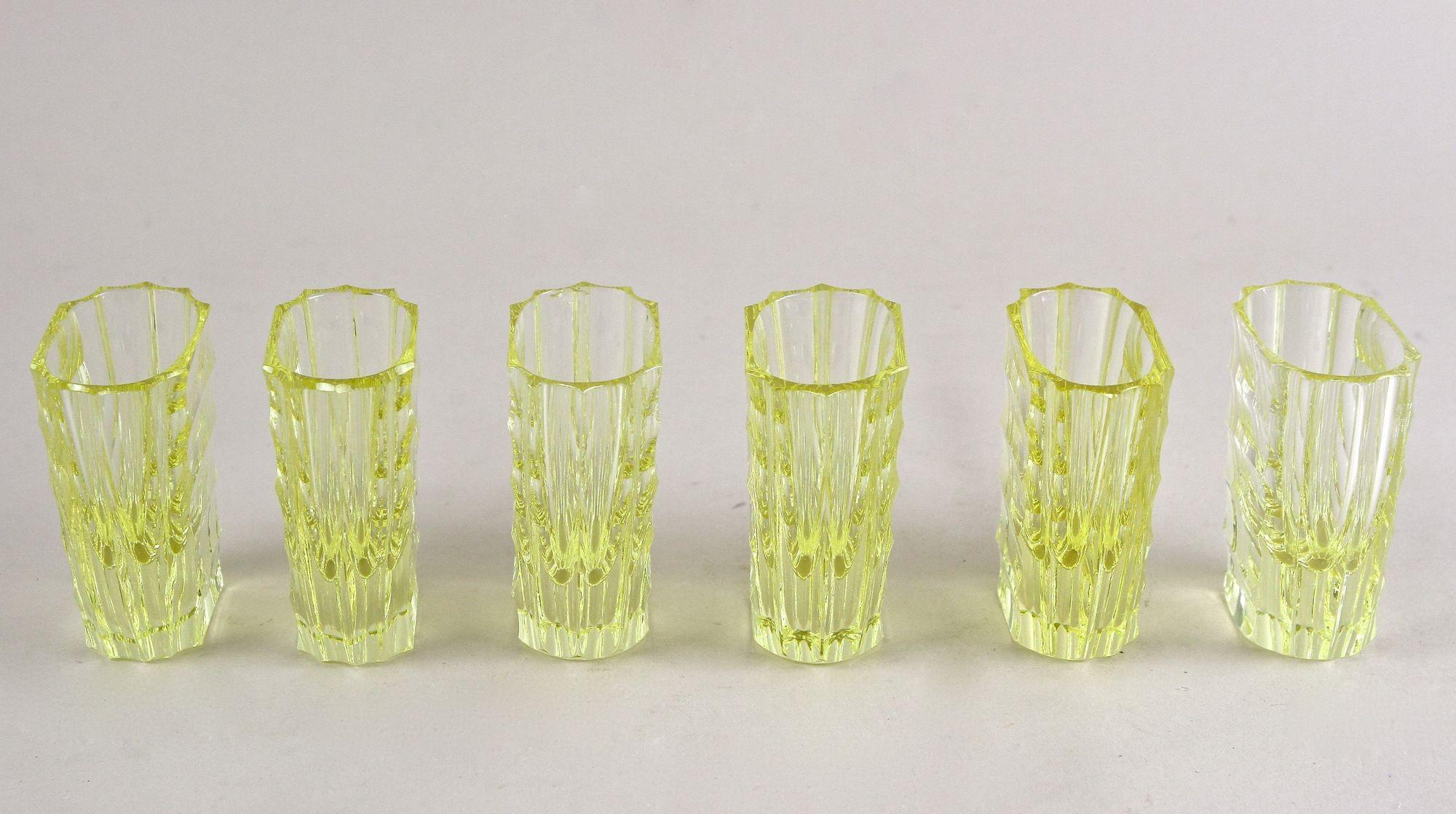 Ensemble carafe/ensemble à liqueur Art Déco du 20e siècle avec 6 verres à liqueur, CZ vers 1920 en vente 1
