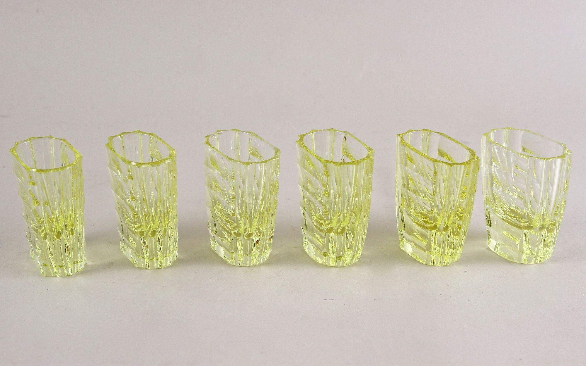 Ensemble carafe/ensemble à liqueur Art Déco du 20e siècle avec 6 verres à liqueur, CZ vers 1920 en vente 2