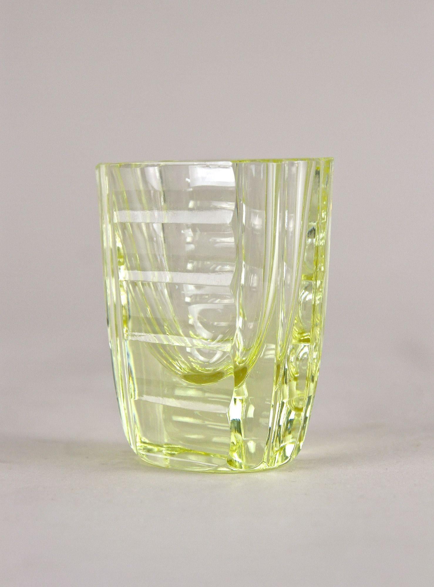 Ensemble carafe/ensemble à liqueur Art Déco du 20e siècle avec 6 verres à liqueur, CZ vers 1920 en vente 3