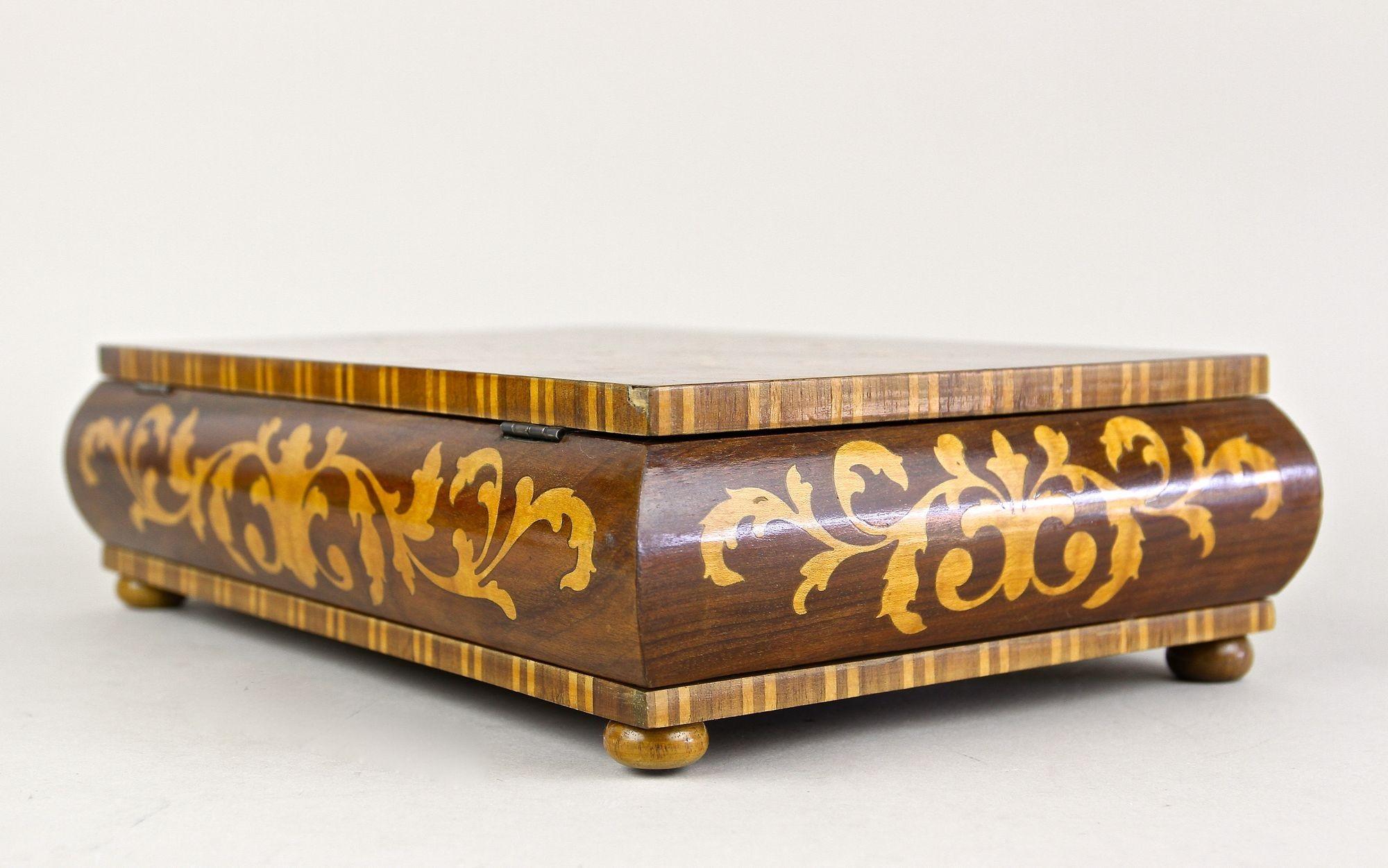 Caja decorativa Art Decor del siglo XX de madera de nogal con incrustaciones de arce, Austria ca. 1920 3