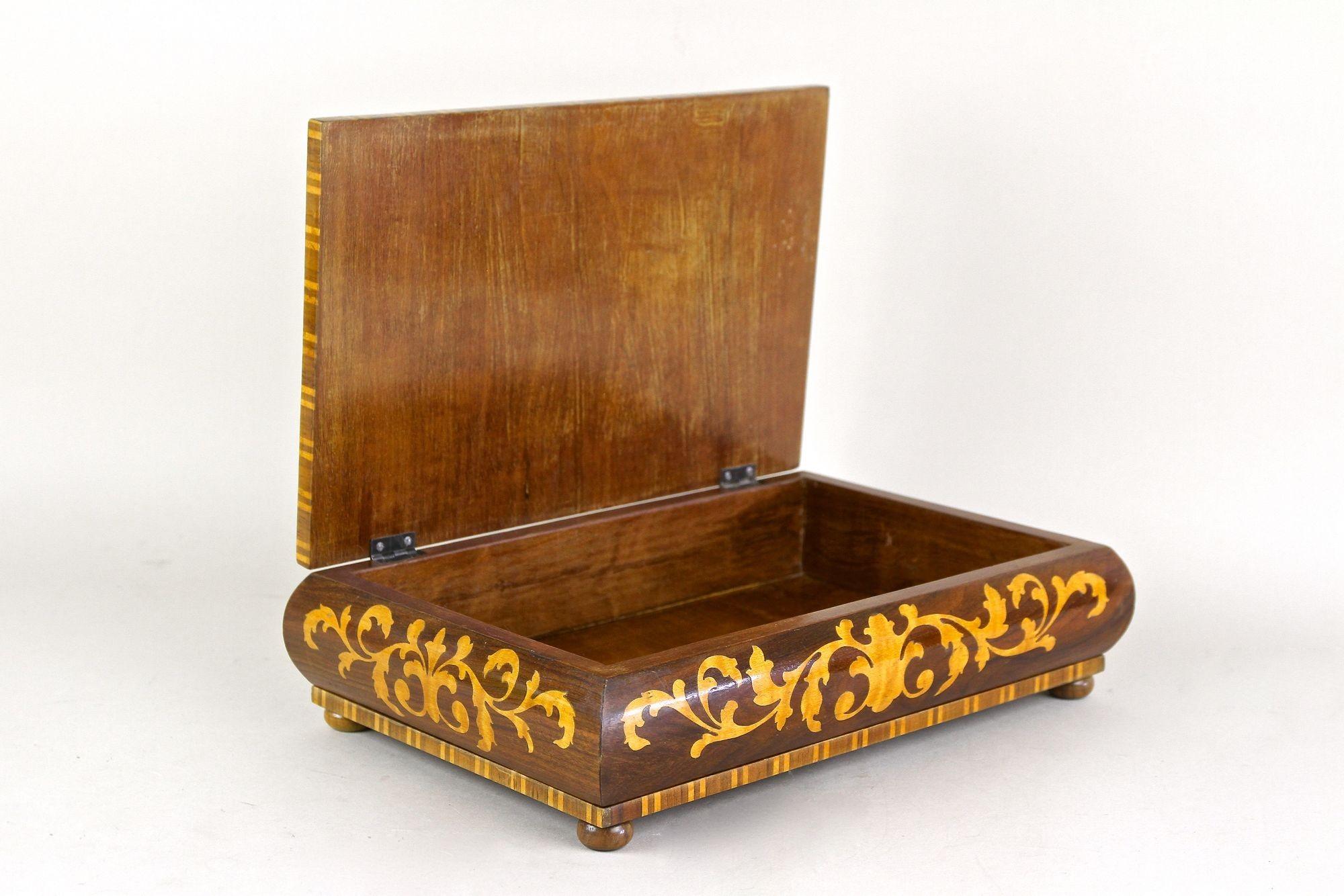 Caja decorativa Art Decor del siglo XX de madera de nogal con incrustaciones de arce, Austria ca. 1920 4