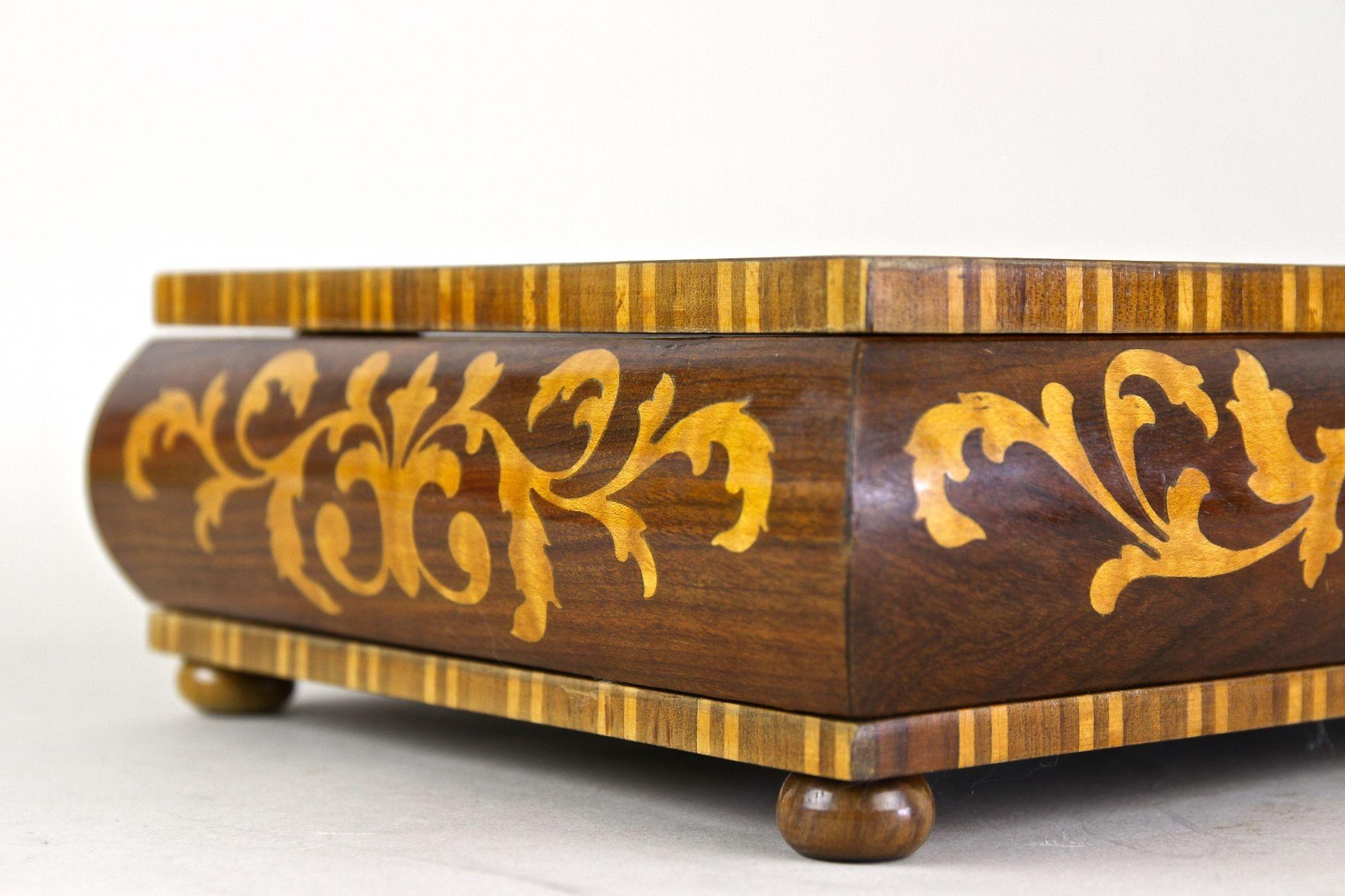 Caja decorativa Art Decor del siglo XX de madera de nogal con incrustaciones de arce, Austria ca. 1920 5