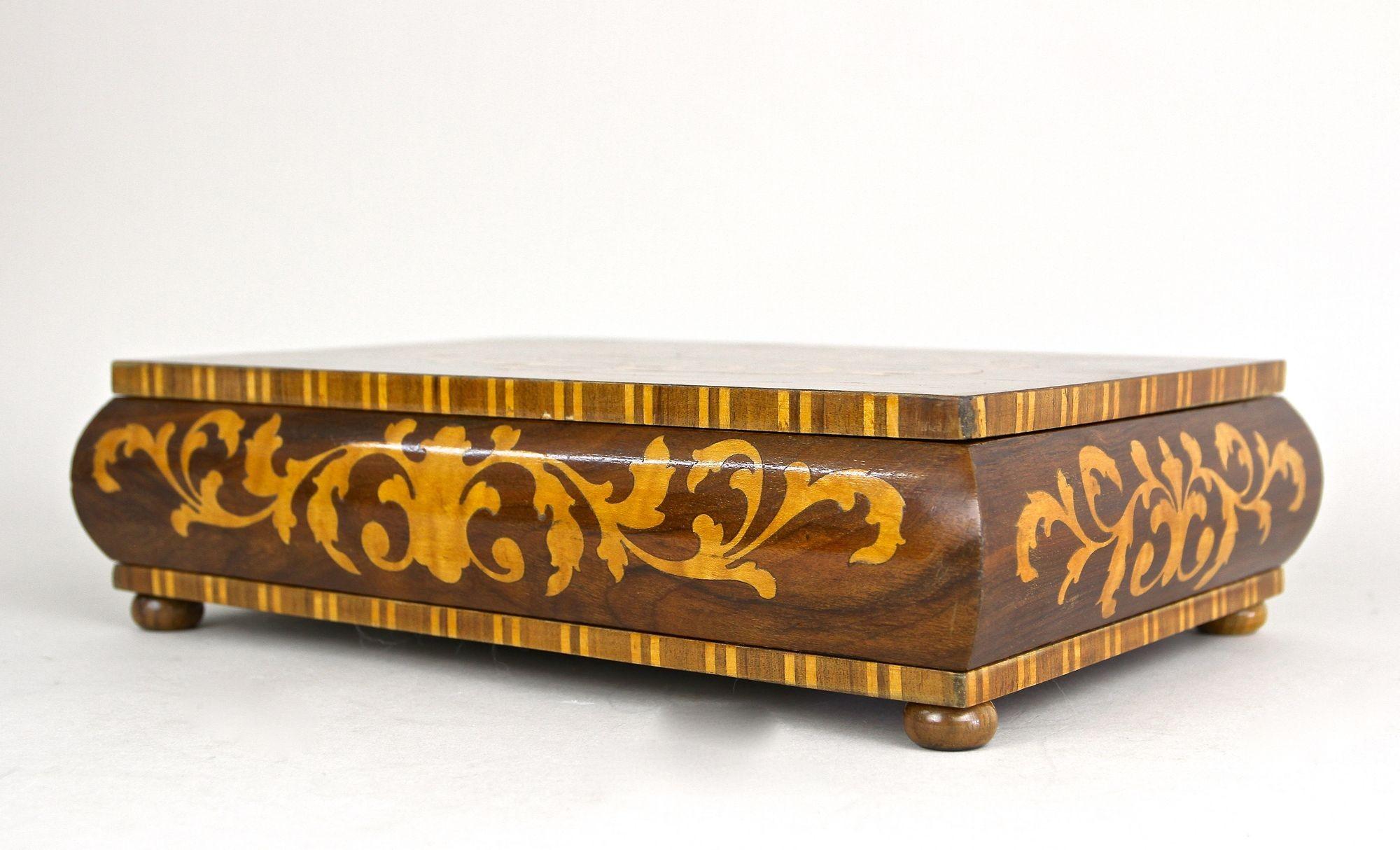 Caja decorativa Art Decor del siglo XX de madera de nogal con incrustaciones de arce, Austria ca. 1920 6