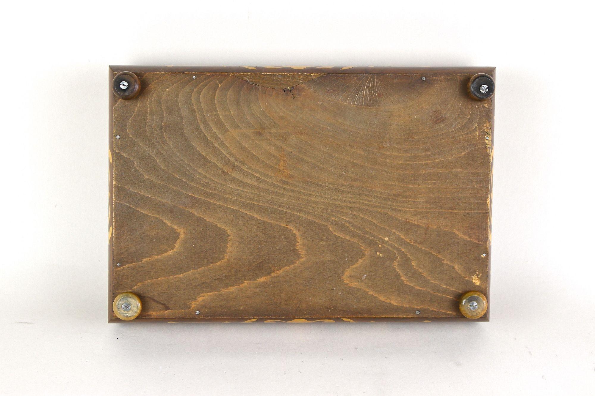 Caja decorativa Art Decor del siglo XX de madera de nogal con incrustaciones de arce, Austria ca. 1920 7