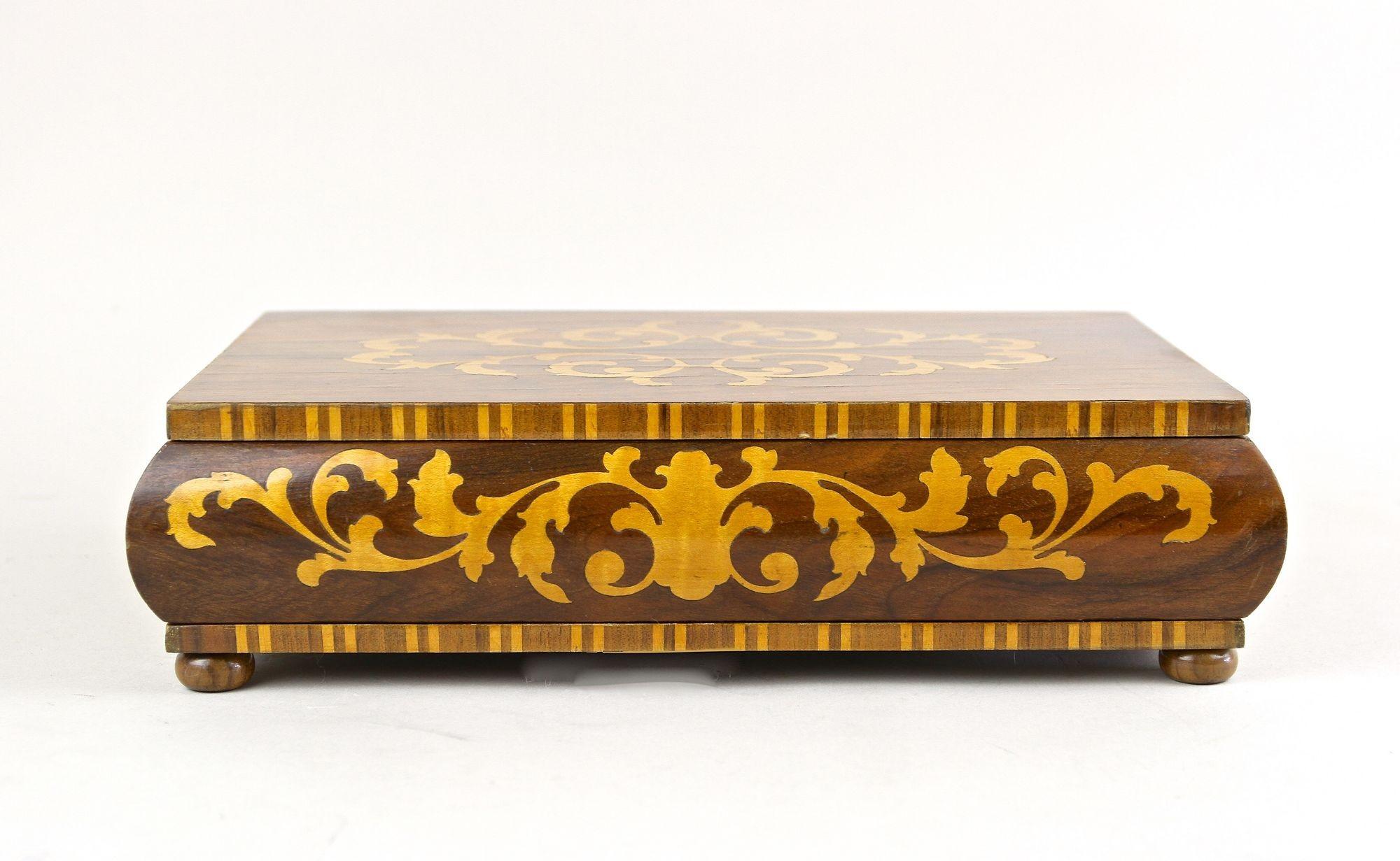 Caja decorativa Art Decor del siglo XX de madera de nogal con incrustaciones de arce, Austria ca. 1920 Austríaco