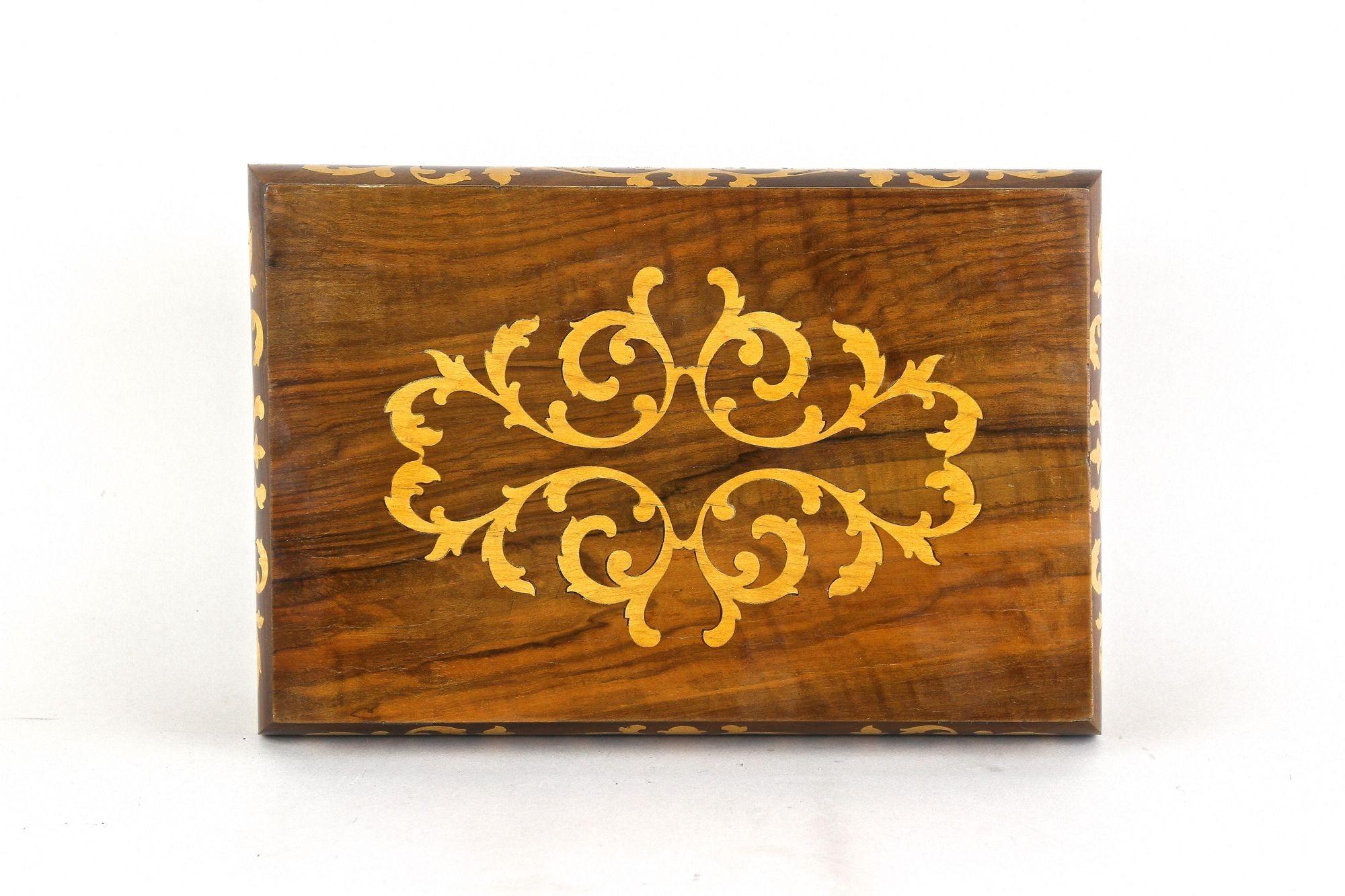 Caja decorativa Art Decor del siglo XX de madera de nogal con incrustaciones de arce, Austria ca. 1920 Hecho a mano